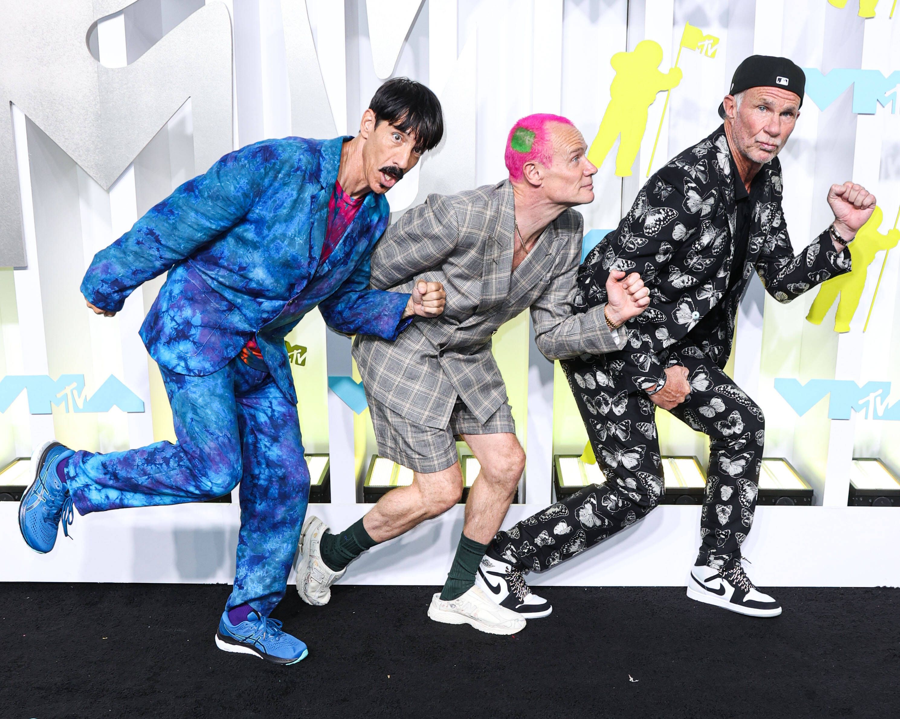 Sänger Anthony Kiedis, Bassist Flea und Drummer Chad Smith (von links nach rechts)