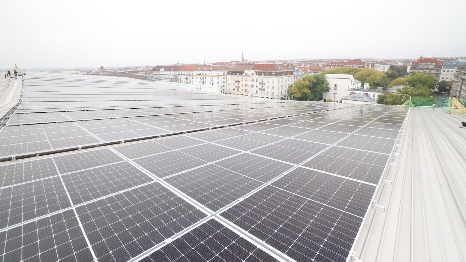 Sonnenenergie wird am Dach der Stadthalle produziert. 