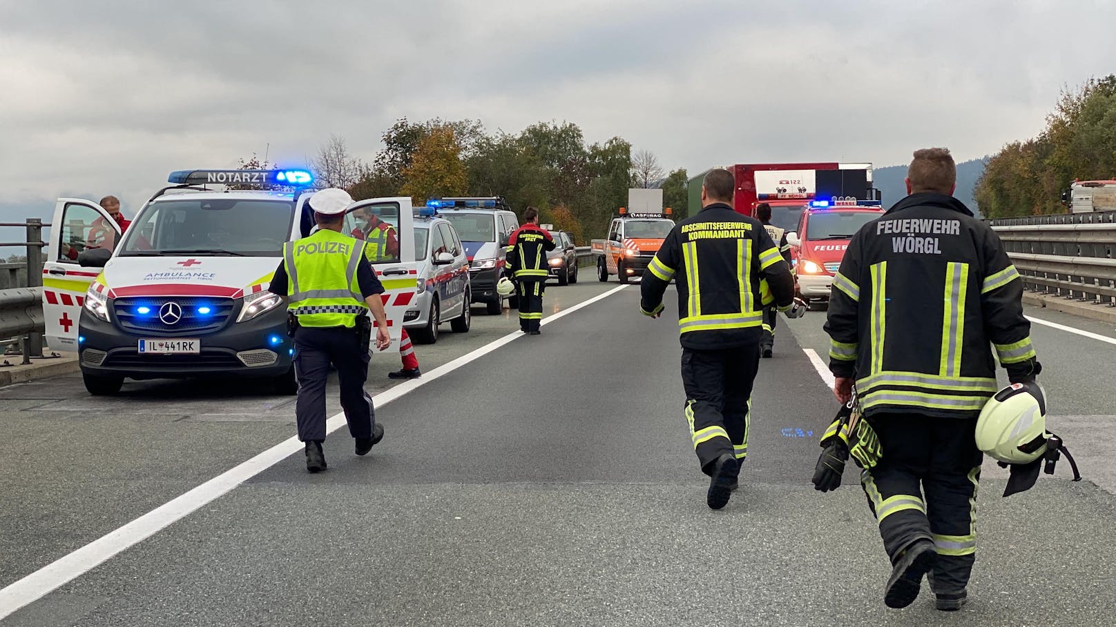 Bei einem Verkehrsunfall auf der A12 bei Langkampfen ist am Donnerstag ein Auto-Insasse ums Leben gekommen. Der Lenker war in das Heck eines Lkws gedonnert, die Ermittlungen laufen.