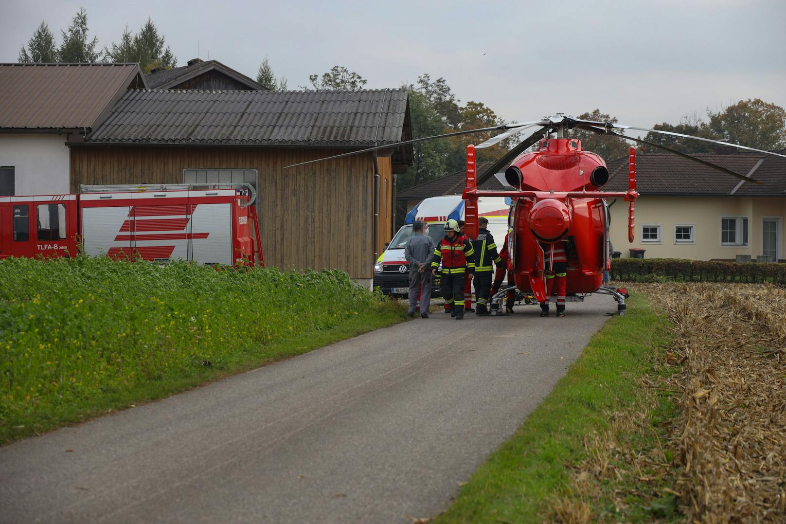 Der Landwirt war gerade dabei, Arbeiten auf dem Hof zu erledigen.