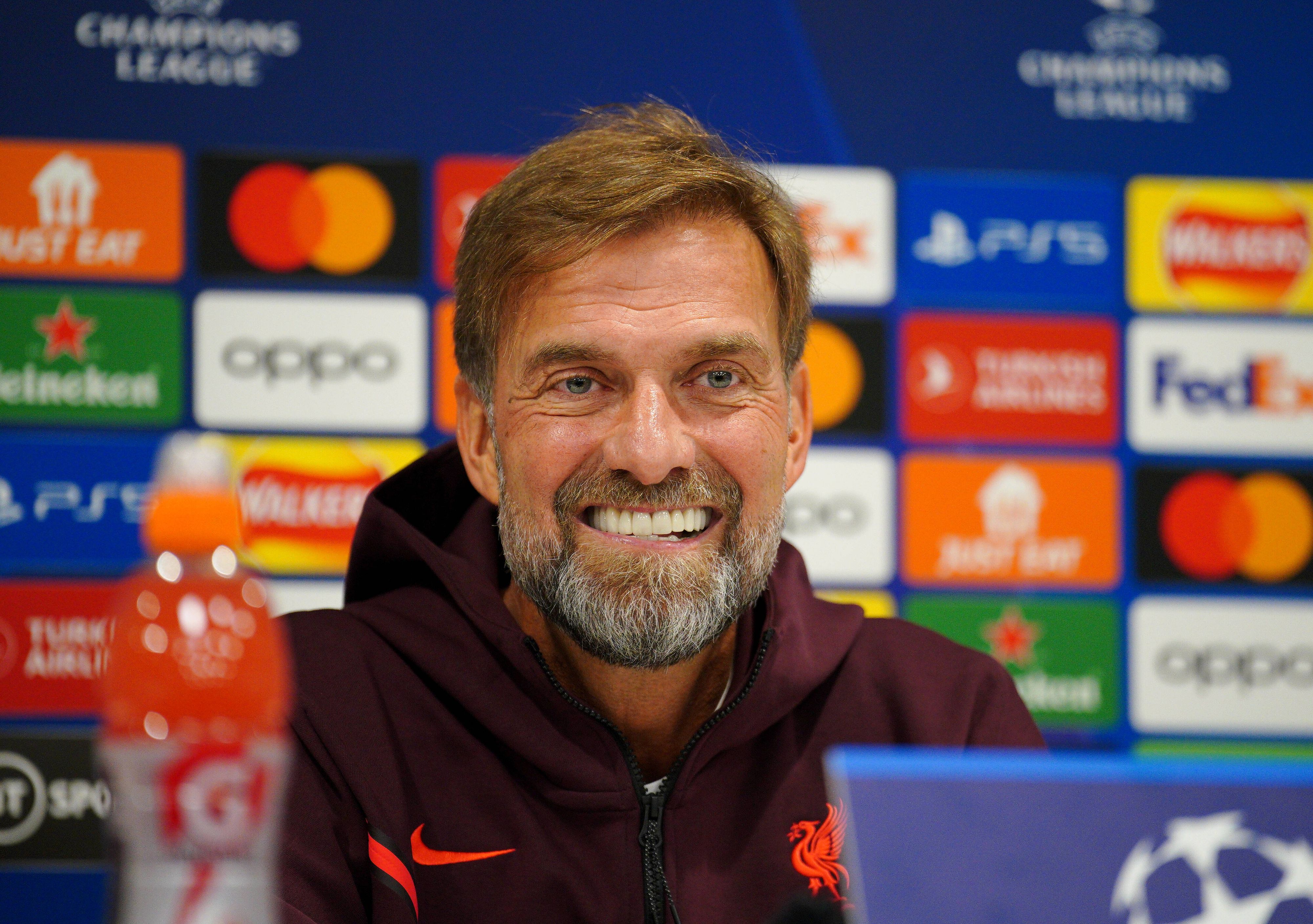 Jürgen Klopp feiert den Sieg in der Champions League mit einem Bier. 
