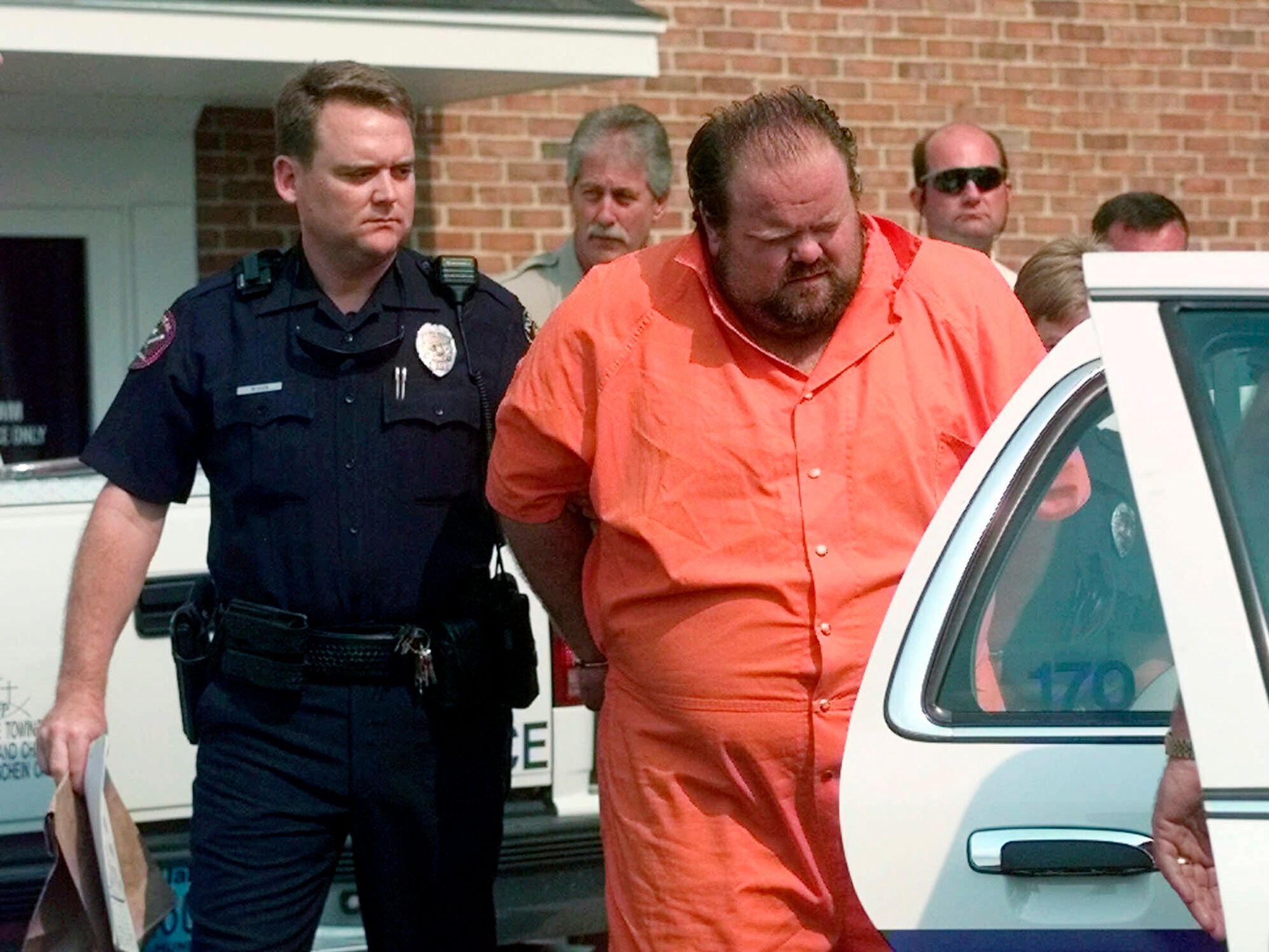 Download von www.picturedesk.com am 13.10.2022 (14:33).  FILE - Officials escort murder suspect Alan Eugene Miller away from the Pelham City Jail in Alabama, Aug. 5, 1999. Miller said prison staff poked him with needles for over an hour as they tried to find a vein during an aborted lethal injection in September 2022. Miller's attorneys wrote about his experience during the execution attempt in a court filing made in October and they are trying to block the state from attempting a second lethal injection. (AP Photo/Dave Martin, File) - 19990805_PD0308 - Rechteinfo: Rights Managed (RM)
