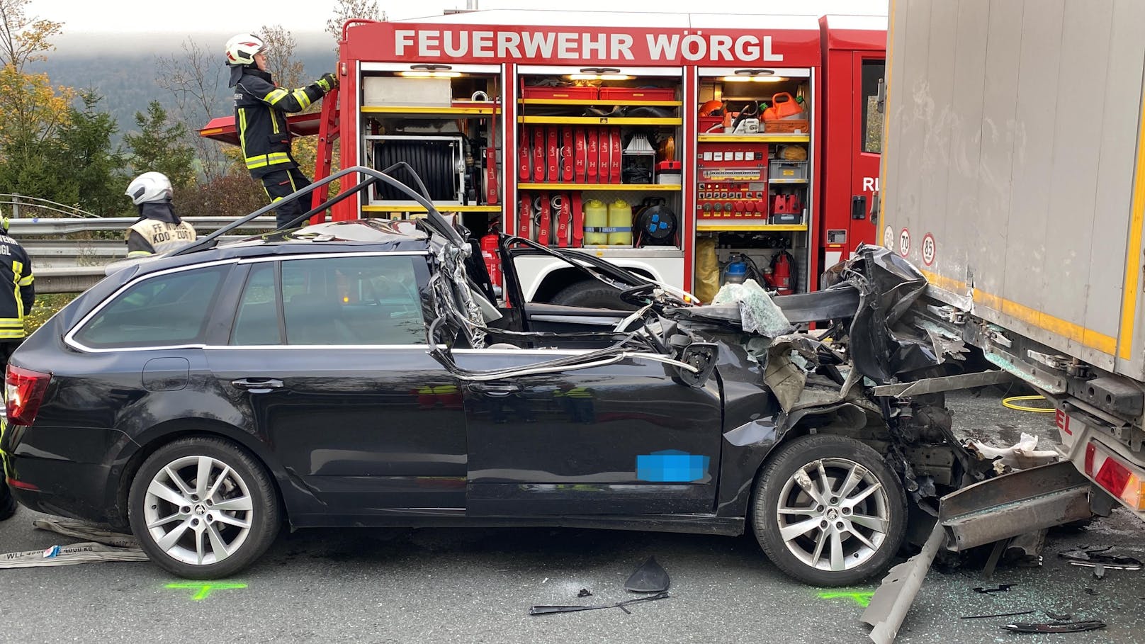 Bei einem Verkehrsunfall auf der A12 bei Langkampfen ist am Donnerstag ein Auto-Insasse ums Leben gekommen. Der Lenker war in das Heck eines Lkws gedonnert, die Ermittlungen laufen.