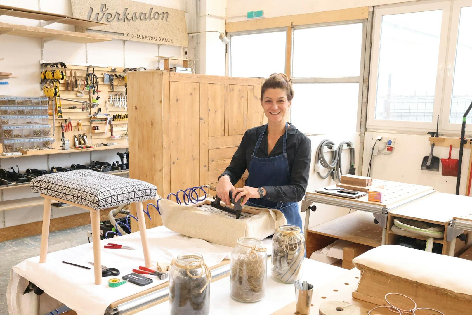 Gemeinsam mit ihrem Partner gründete Antoinette Rhomberg (42) vor knapp zehn Jahren den "Werksalon". Hobbytüftler und ausgebildete Tischler finden hier in Zeiten des Fachkräftemangels einen Platz, um ihre Leidenschaft auszuleben.