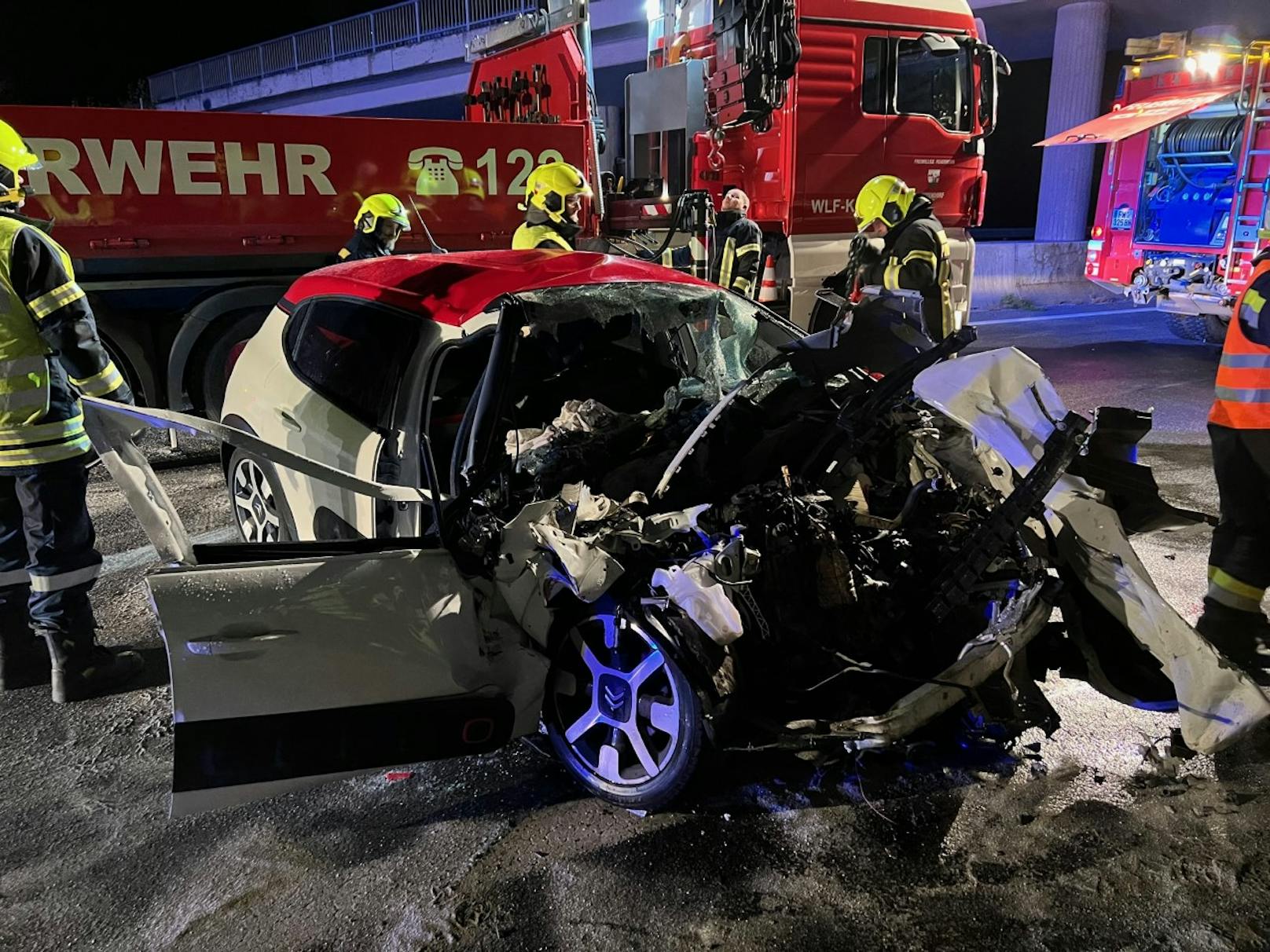 Schwerer Verkehrsunfall in Niederösterreich! Ein Auto prallte gegen einen Lkw und ging in Flammen auf. Einer der Insassen ist ein Austria-Spieler.