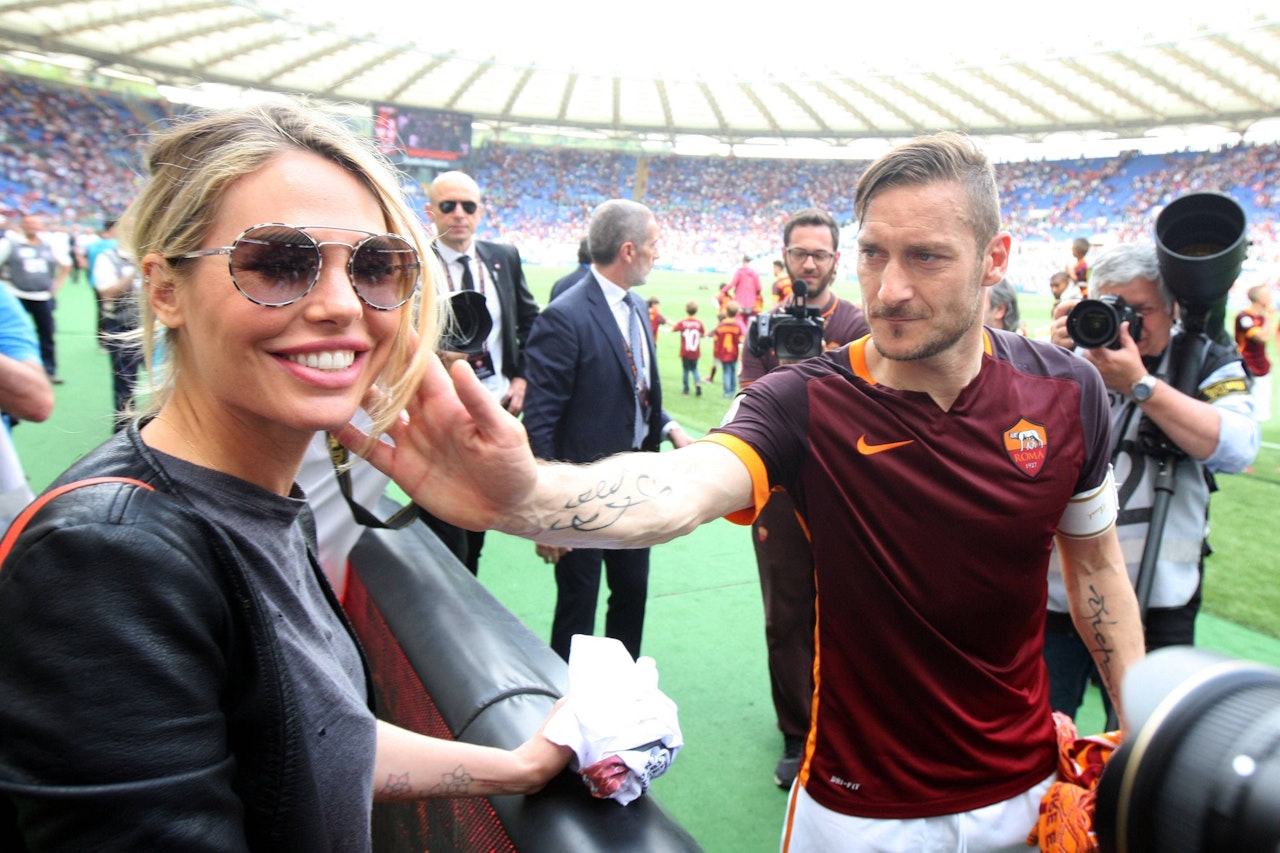 Heute.at - Totti-Frau mit Rolex weg: Er hat Handtaschen als Geisel