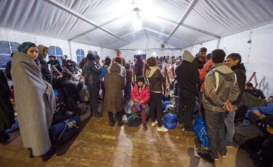 Ein Zelt für Flüchtlinge zum Höhepunkt der Asylkrise 2015 in Oberösterreich. Solche Szenen könnten sich nun wiederholen.