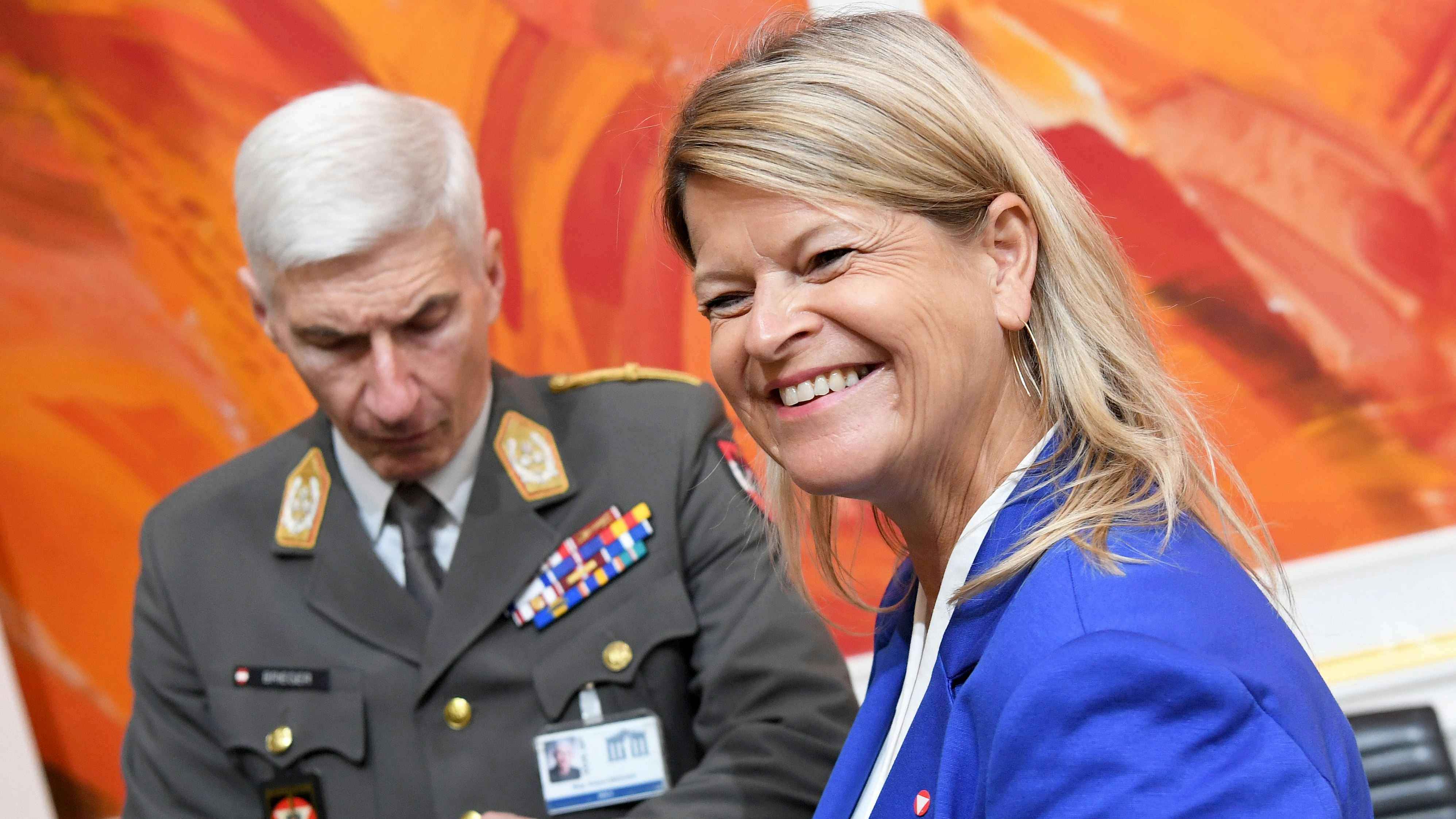 Grundwehrdiener werden sich schon bald über ein monatliches Geldzuckerl von Ministerin Klaudia Tanner freuen dürfen.