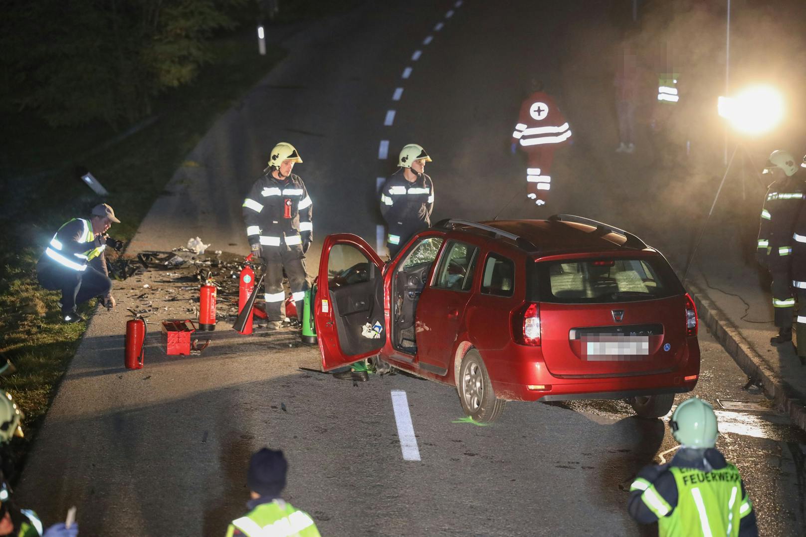 Tödlich endete am späten Donnerstagabend eine Frontalkollision zweier Fahrzeuge in Ottnang am Hausruck (Bezirk Vöcklabruck). Drei weitere Personen wurden verletzt.
