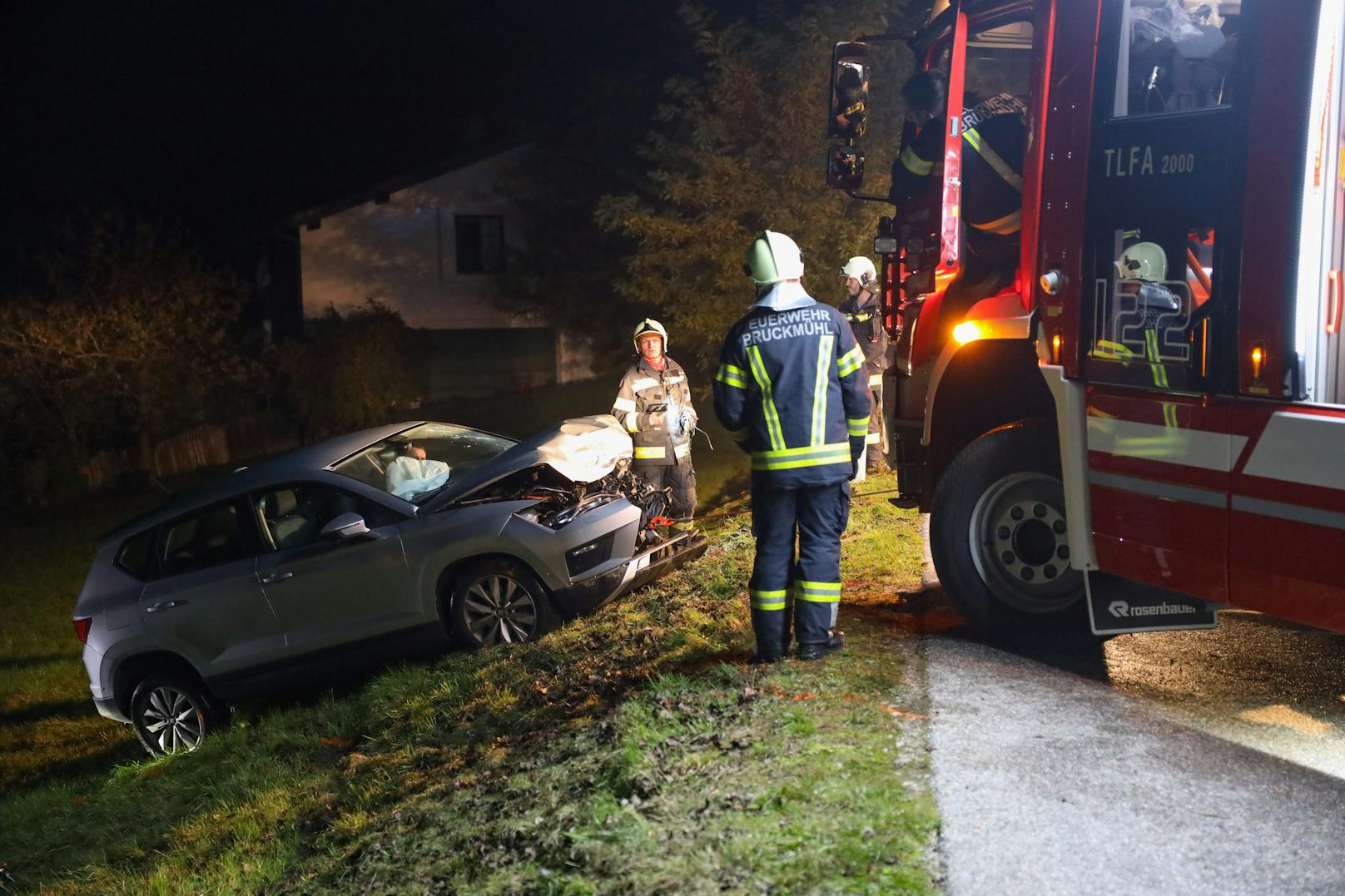 Tödlich endete am späten Donnerstagabend eine Frontalkollision zweier Fahrzeuge in Ottnang am Hausruck (Bezirk Vöcklabruck). Drei weitere Personen wurden verletzt.