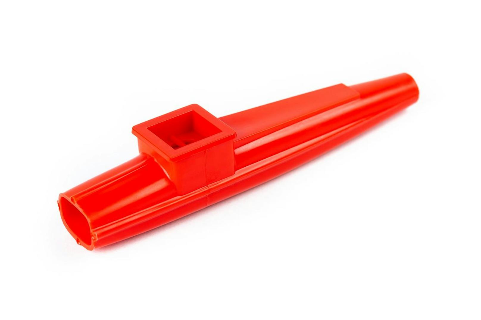 Ein Kazoo ist ein kleines Membranophon, das zu den Ansingtrommeln&nbsp; gehört. Durch Ansprechen oder Ansingen wird eine Membran in Schwingung versetzt und damit der Ton der eigenen Stimme verändert.