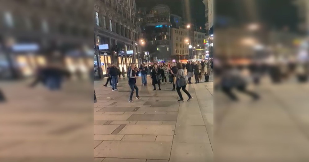 Fremde Menschen fingen an gemeinsam zu tanzen.