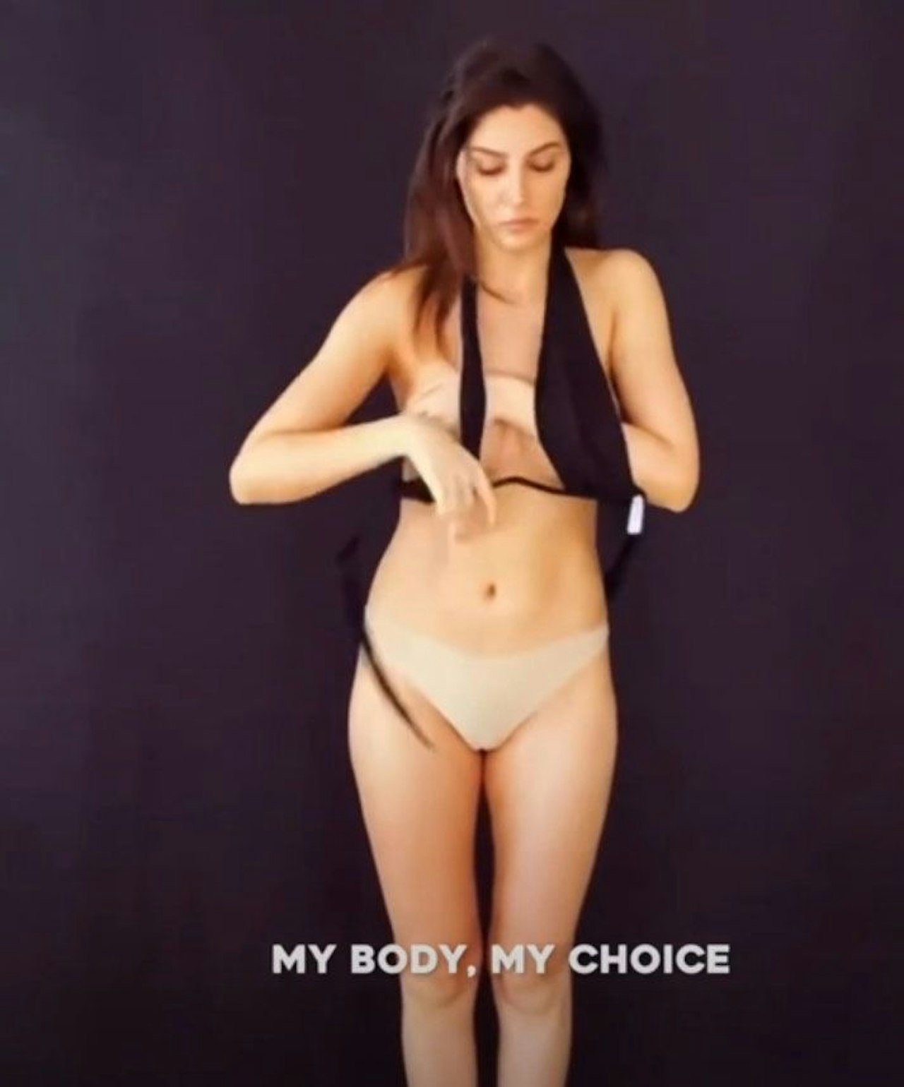 Heute.at - Nackter Protest – Netflix-Star zeigt mehr, als erlaubt