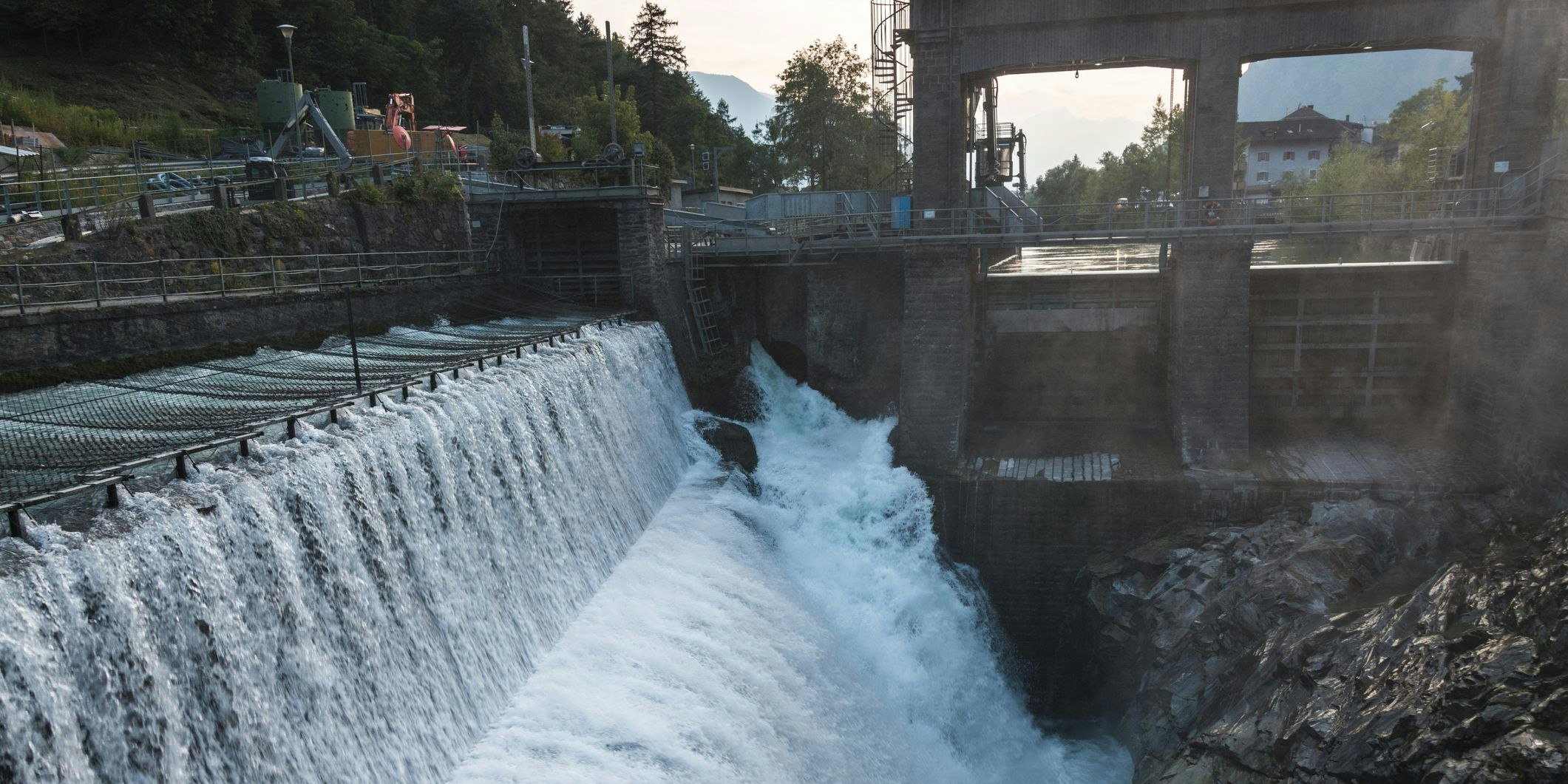 Warum der 15-Jährige ins Wasser stürzte, ist noch unklar.