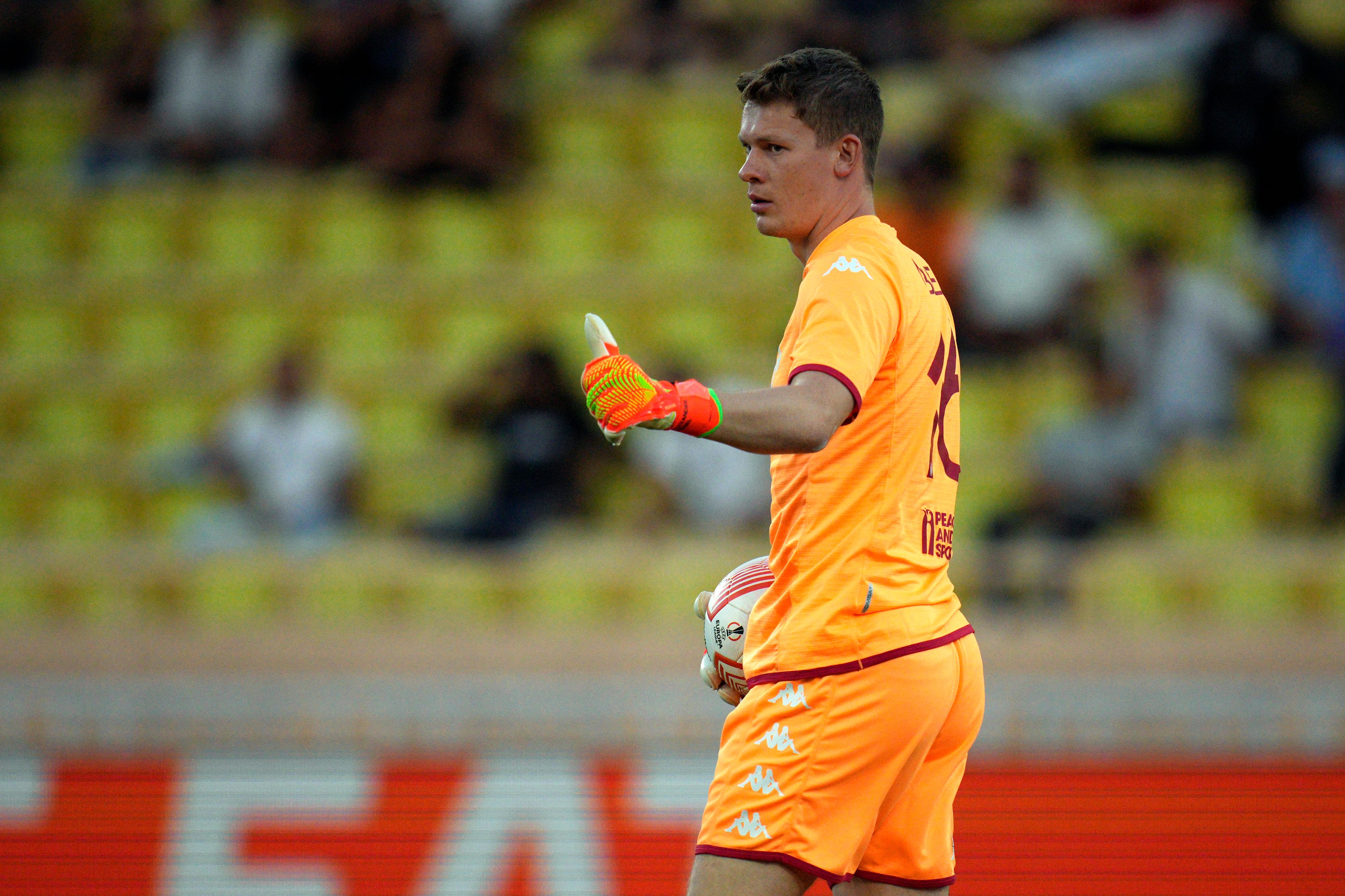 Alexander Nübel verursacht ein skurriles Eigentor. 