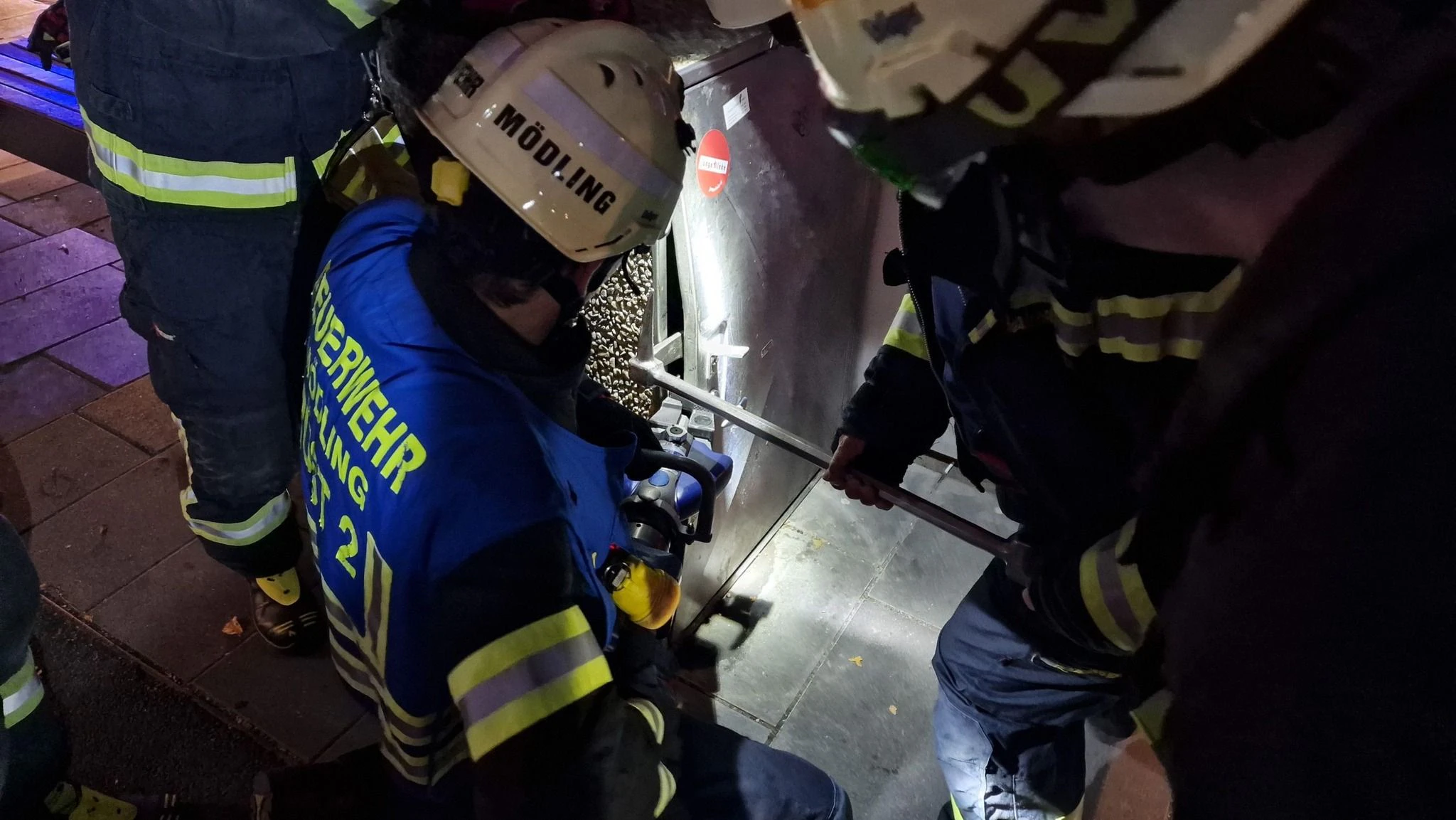 Die Feuerwehr musste die Person aus der Paketbox am Bahnhof befreien.