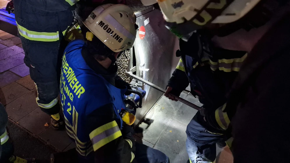 Die Feuerwehr musste die Person aus der Paketbox am Bahnhof befreien.