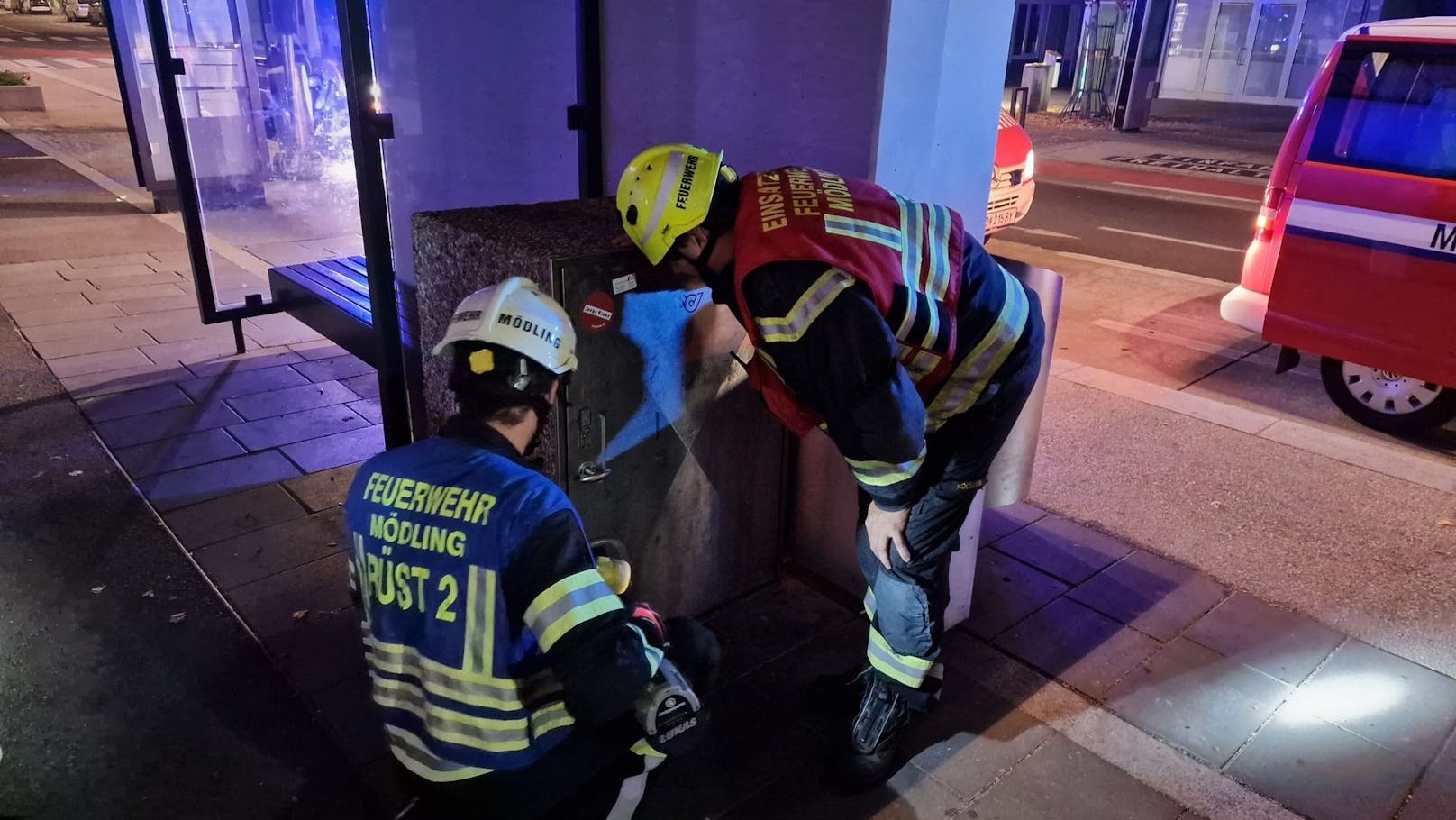 Die Feuerwehr musste die Person aus der Paketbox am Bahnhof befreien.