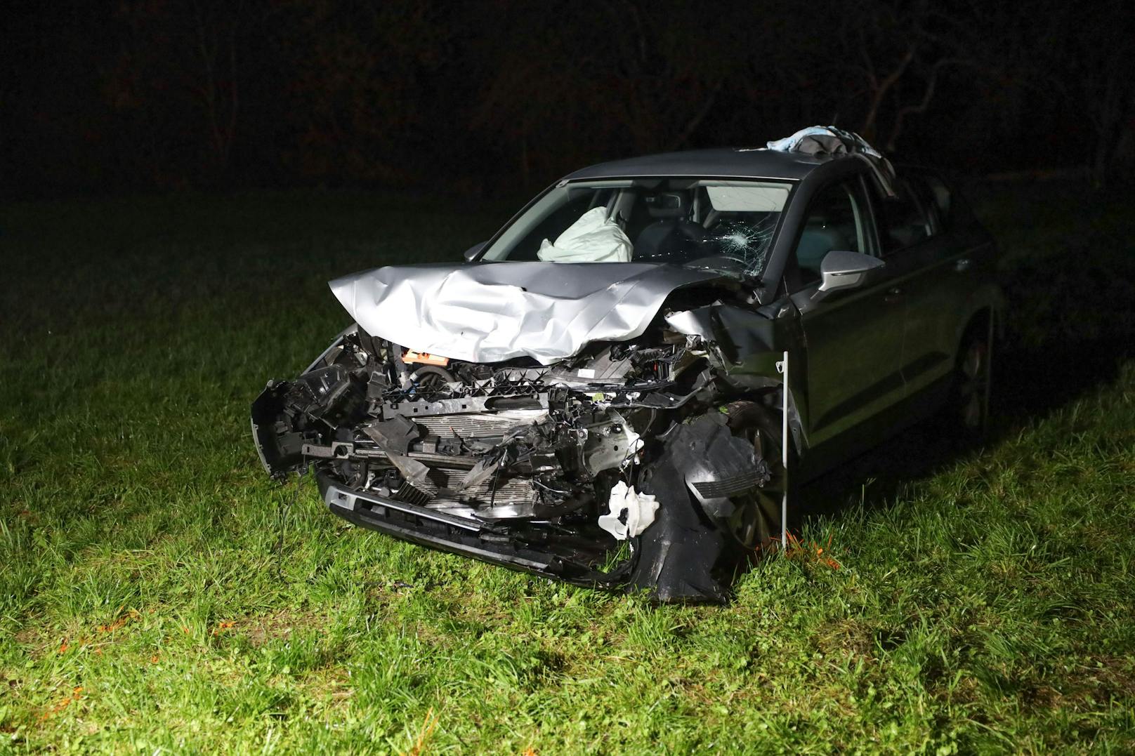 Tödlich endete am späten Donnerstagabend eine Frontalkollision zweier Fahrzeuge in Ottnang am Hausruck (Bezirk Vöcklabruck). Drei weitere Personen wurden verletzt.