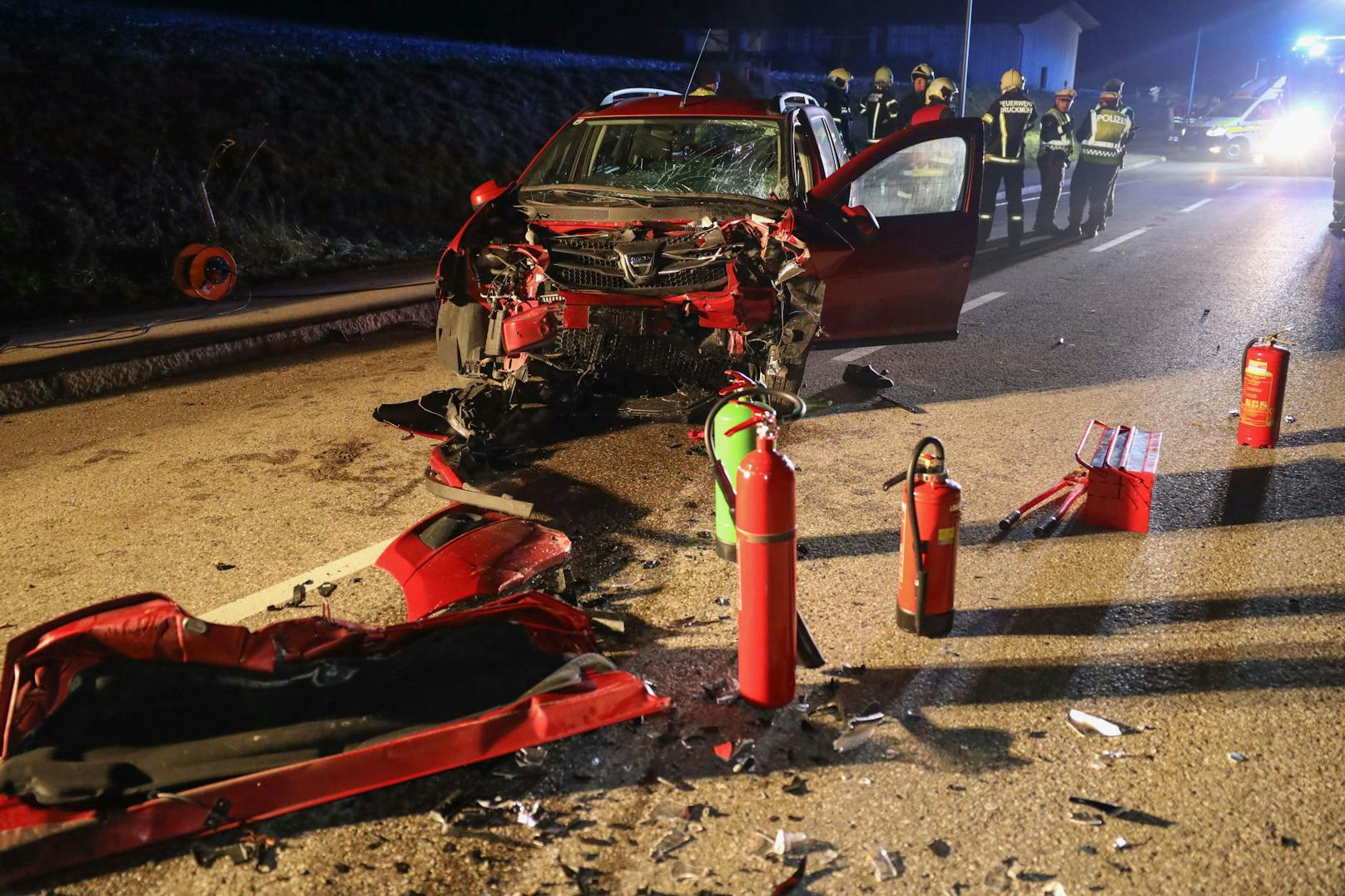 Tödlich endete am späten Donnerstagabend eine Frontalkollision zweier Fahrzeuge in Ottnang am Hausruck (Bezirk Vöcklabruck). Drei weitere Personen wurden verletzt.