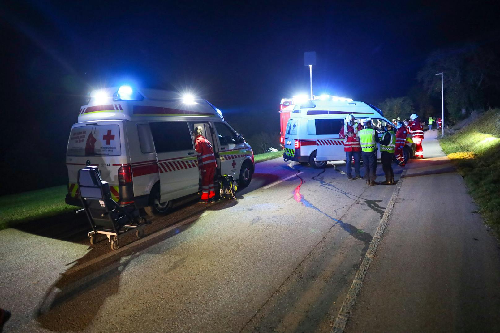 Tödlich endete am späten Donnerstagabend eine Frontalkollision zweier Fahrzeuge in Ottnang am Hausruck (Bezirk Vöcklabruck). Drei weitere Personen wurden verletzt.