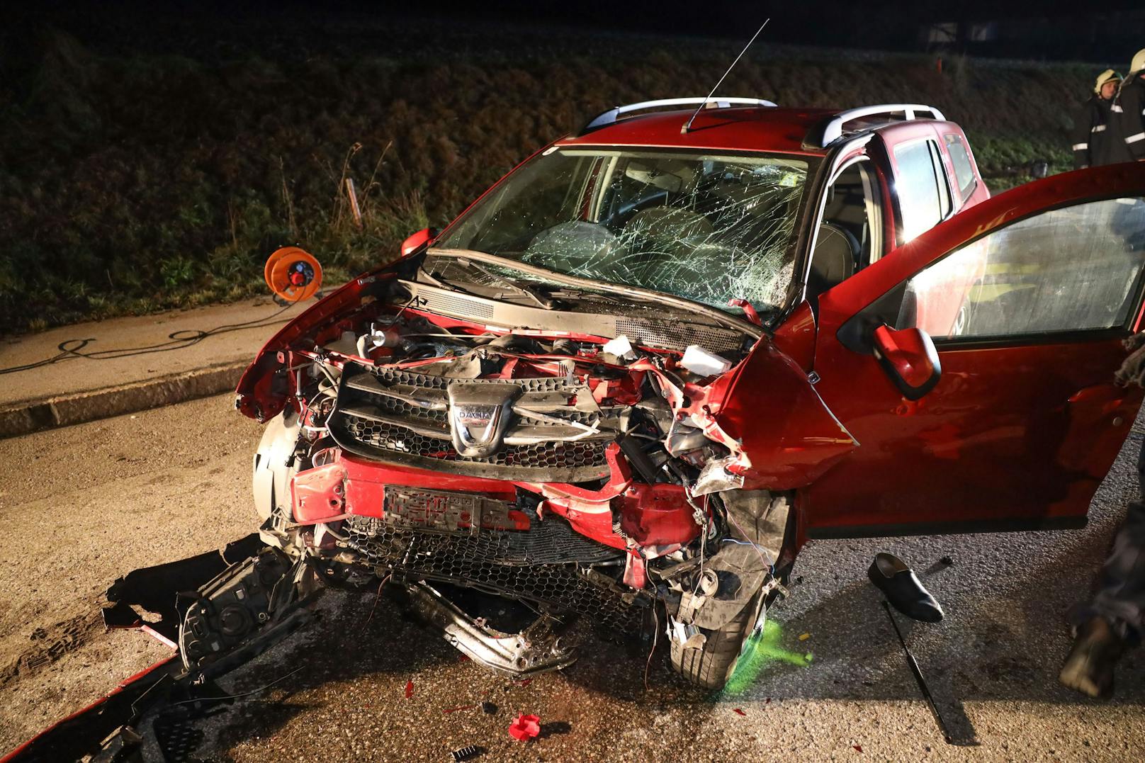 Tödlich endete am späten Donnerstagabend eine Frontalkollision zweier Fahrzeuge in Ottnang am Hausruck (Bezirk Vöcklabruck). Drei weitere Personen wurden verletzt.