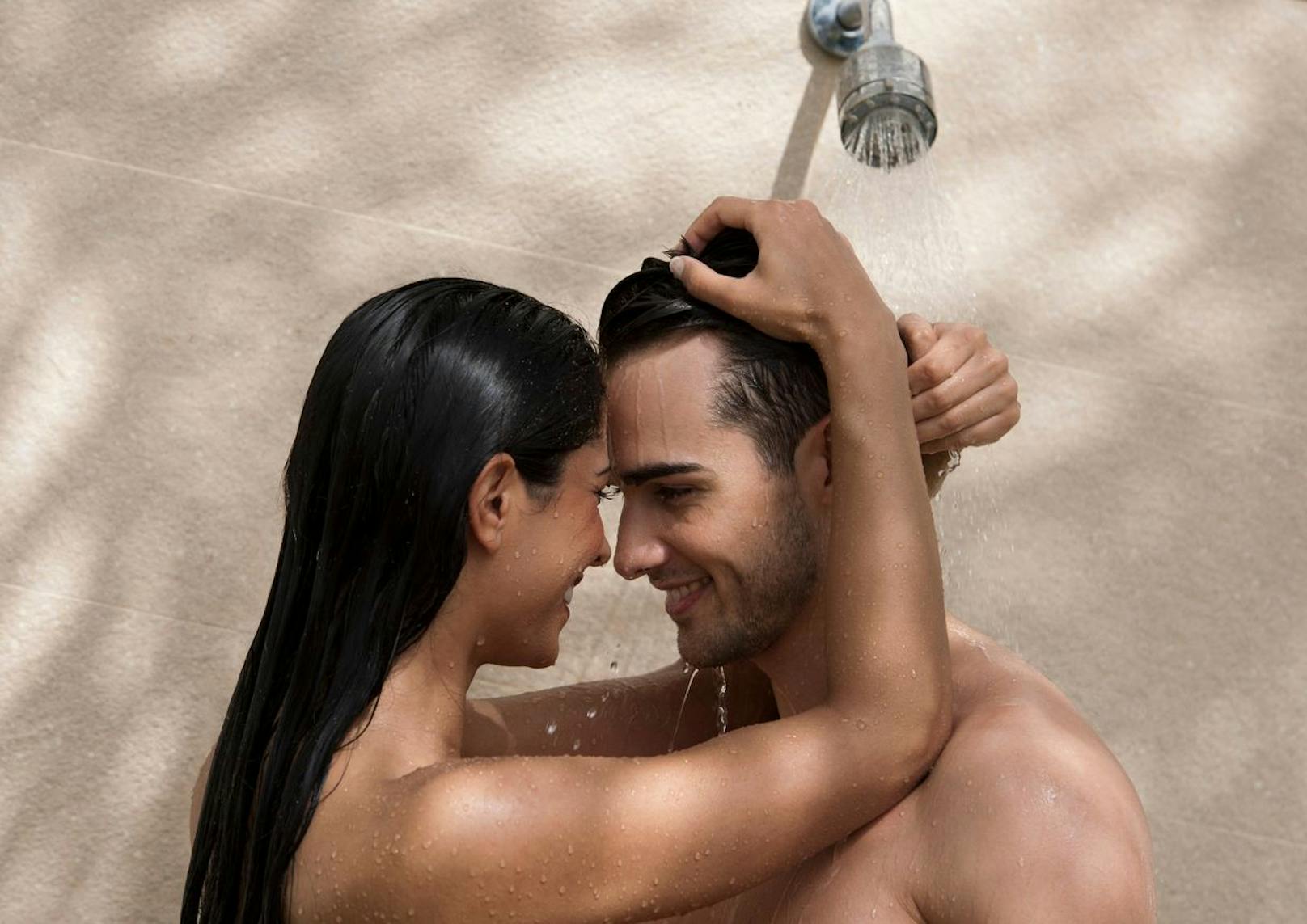 Eine gemeinsame Dusche löst die Spannung, damit du und dein Partner guten Gewissens ins Bett springen könnt.
