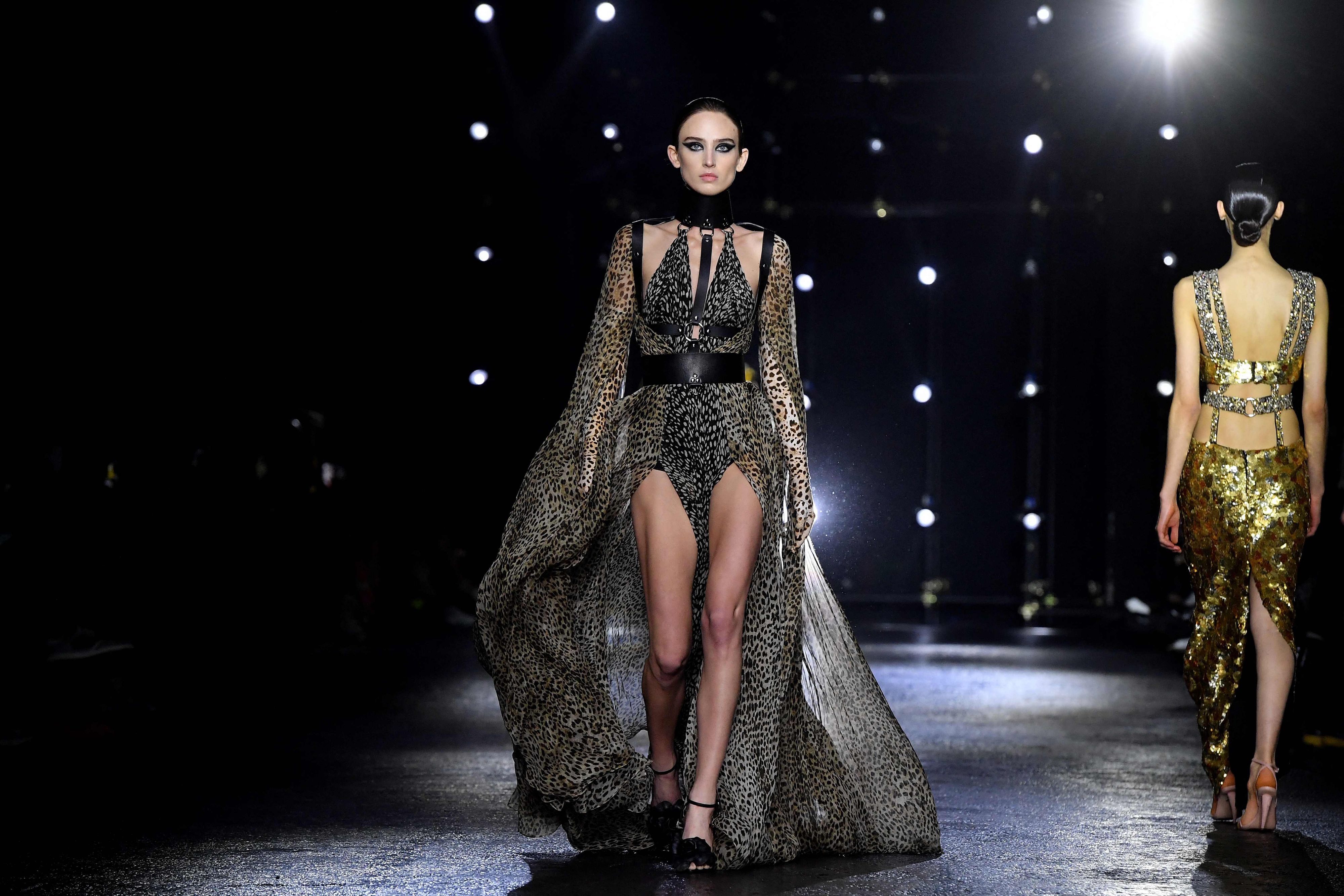 Download von www.picturedesk.com am 14.10.2022 (09:28).  Models present creations during the Roberto Cavalli's Women Fall/Winter 2022-2023 collection as part of the Milan Fashion Week in Milan, on February 23, 2022. (Photo by Tiziana FABI / AFP) - 20220223_PD11713 - Rechteinfo: Rights Managed (RM) Nur für redaktionelle Nutzung! Werbliche Nutzung erfordert Freigabe: bitte schicken Sie uns eine Anfrage.