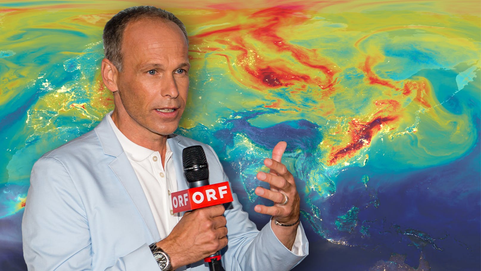 ORF-Wetter-Star Marcus Wadsak vor einer Weltkarte der CO2-Emmissionen.