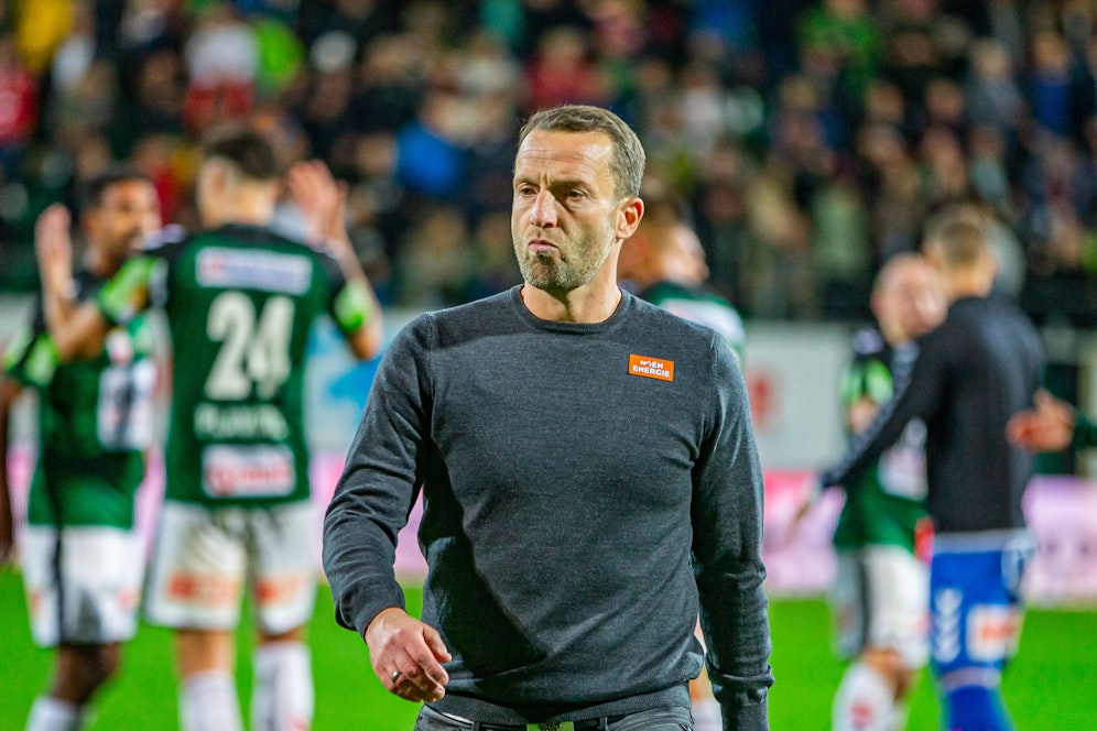 Ferdinand Feldhofer ärgert sich über die Niederlage in Ried.