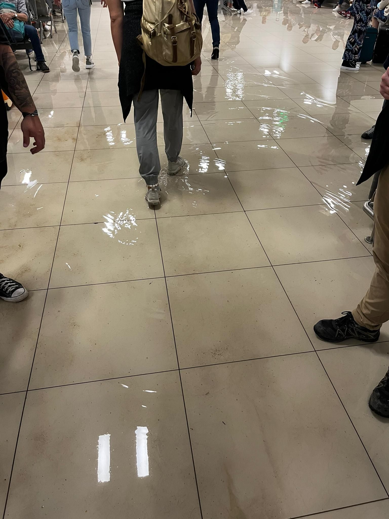 Zentimeter hoch steht das Wasser im Flughafen von Heraklion, der Hauptstadt Kretas.