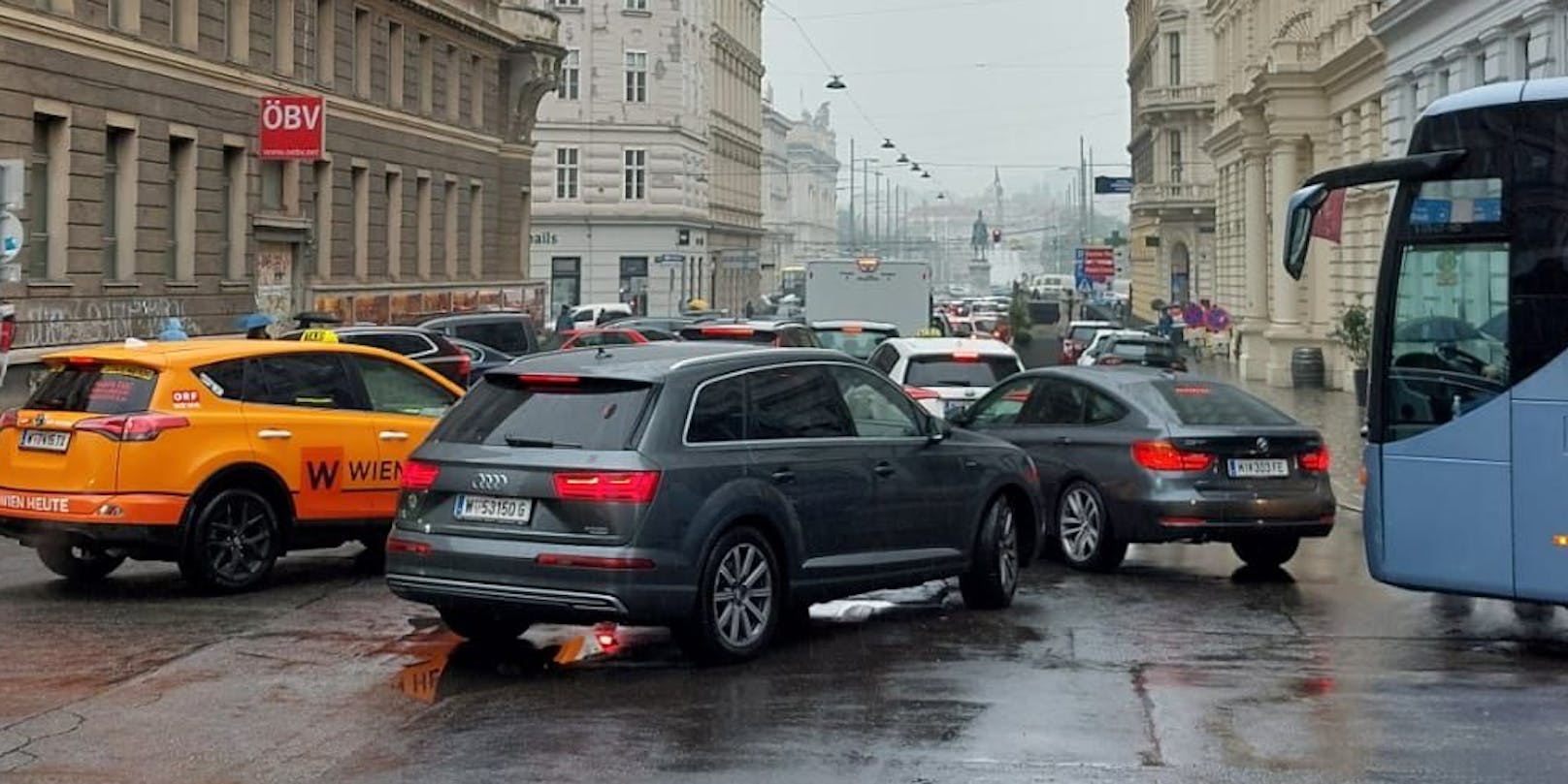 Vor dem Schwarzenbergplatz platzten die Gassen aus allen Nähten.