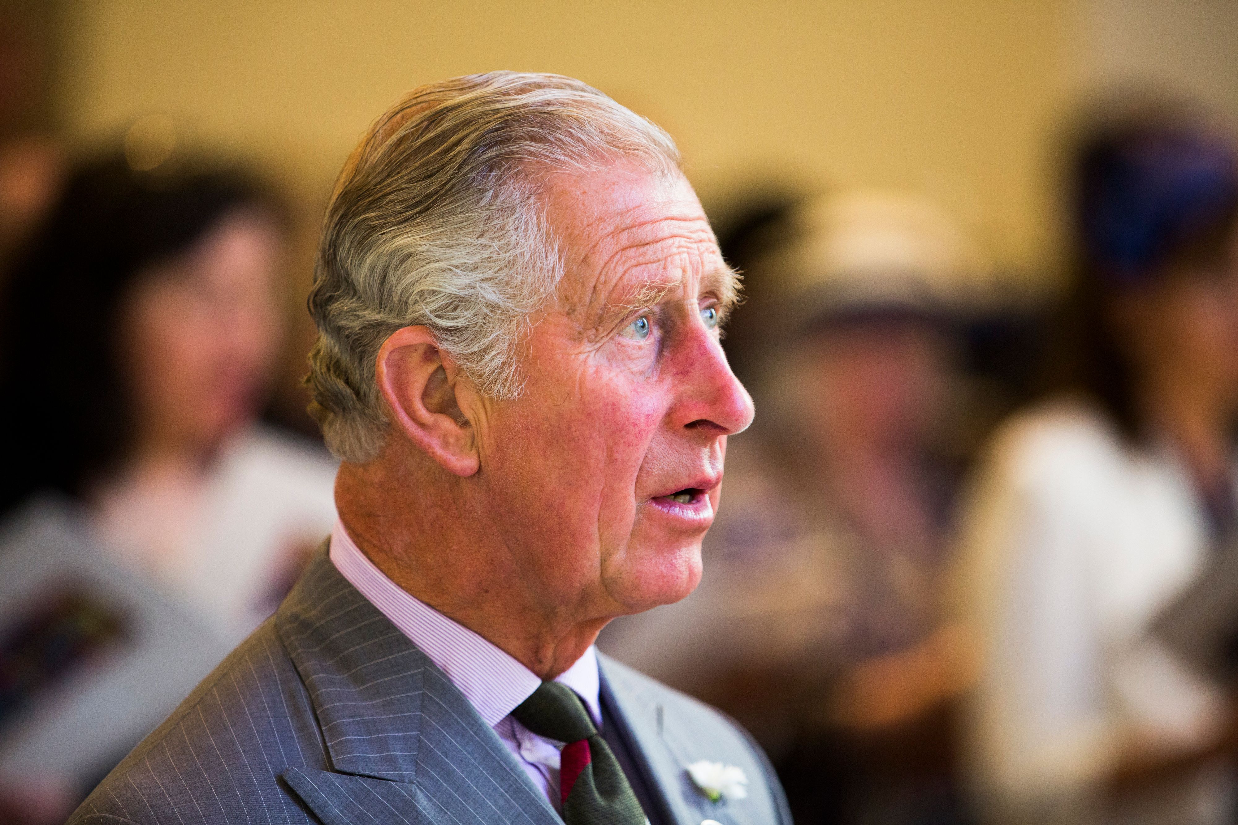 Charles III. bei der Enthüllung der Bleiglasfenster in der St. Mary's Church in Abergavenny, Wales, 2016.