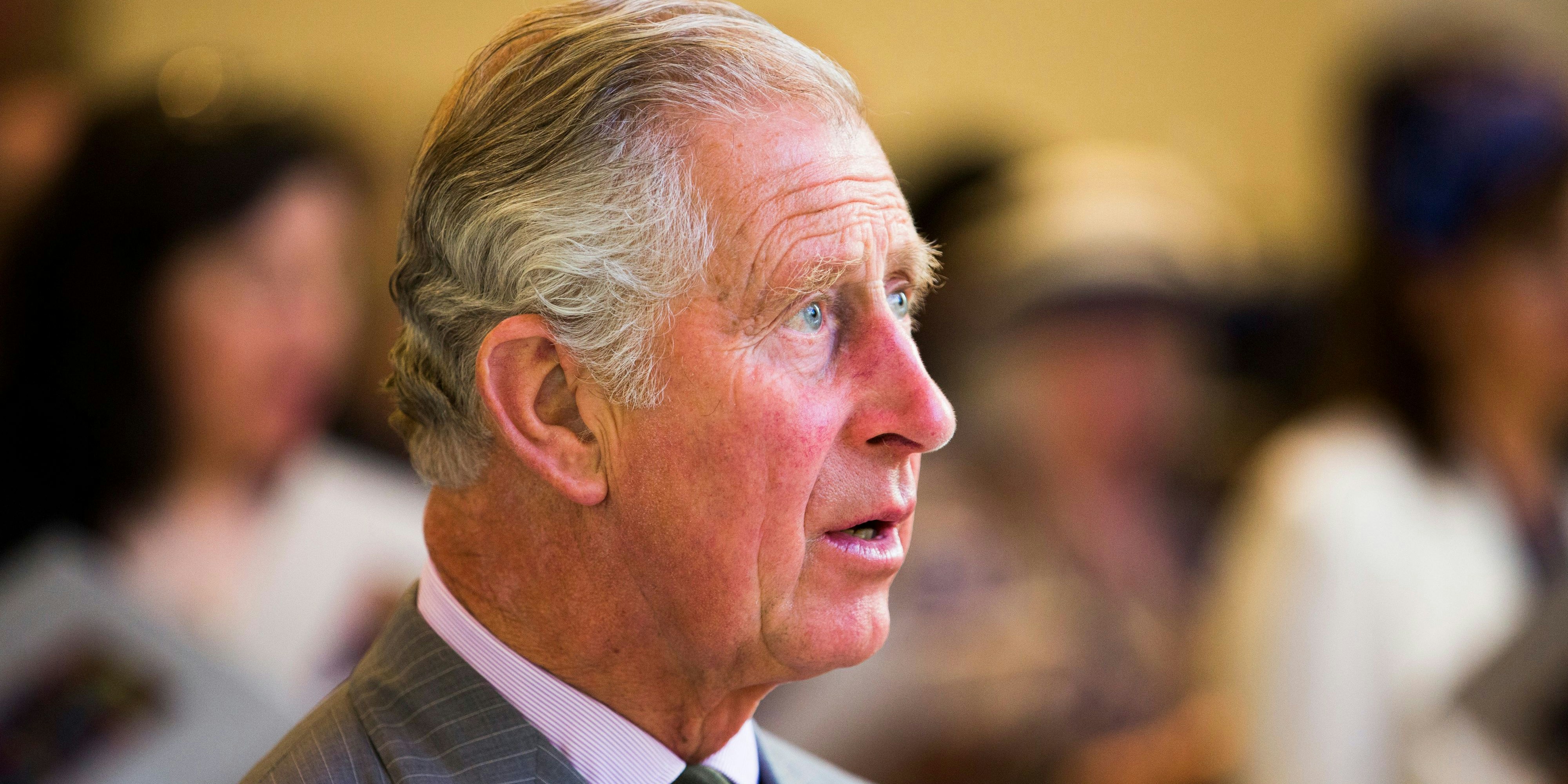 Charles III. bei der Enthüllung der Bleiglasfenster in der St. Mary's Church in Abergavenny, Wales, 2016.