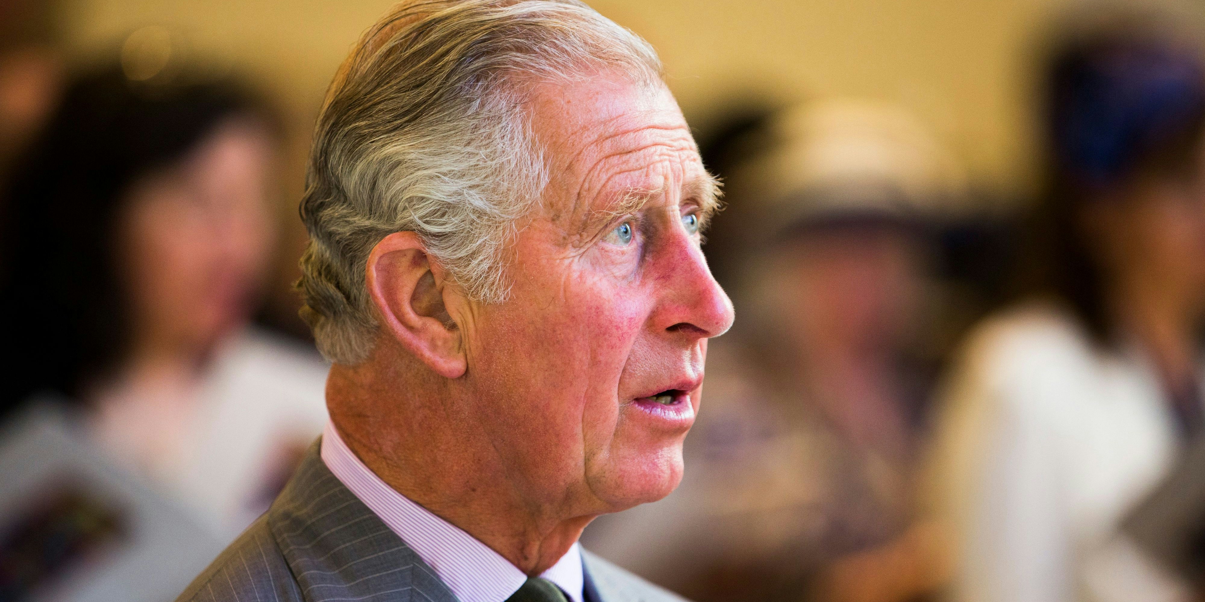 Charles III. bei der Enthüllung der Bleiglasfenster in der St. Mary's Church in Abergavenny, Wales, 2016.
