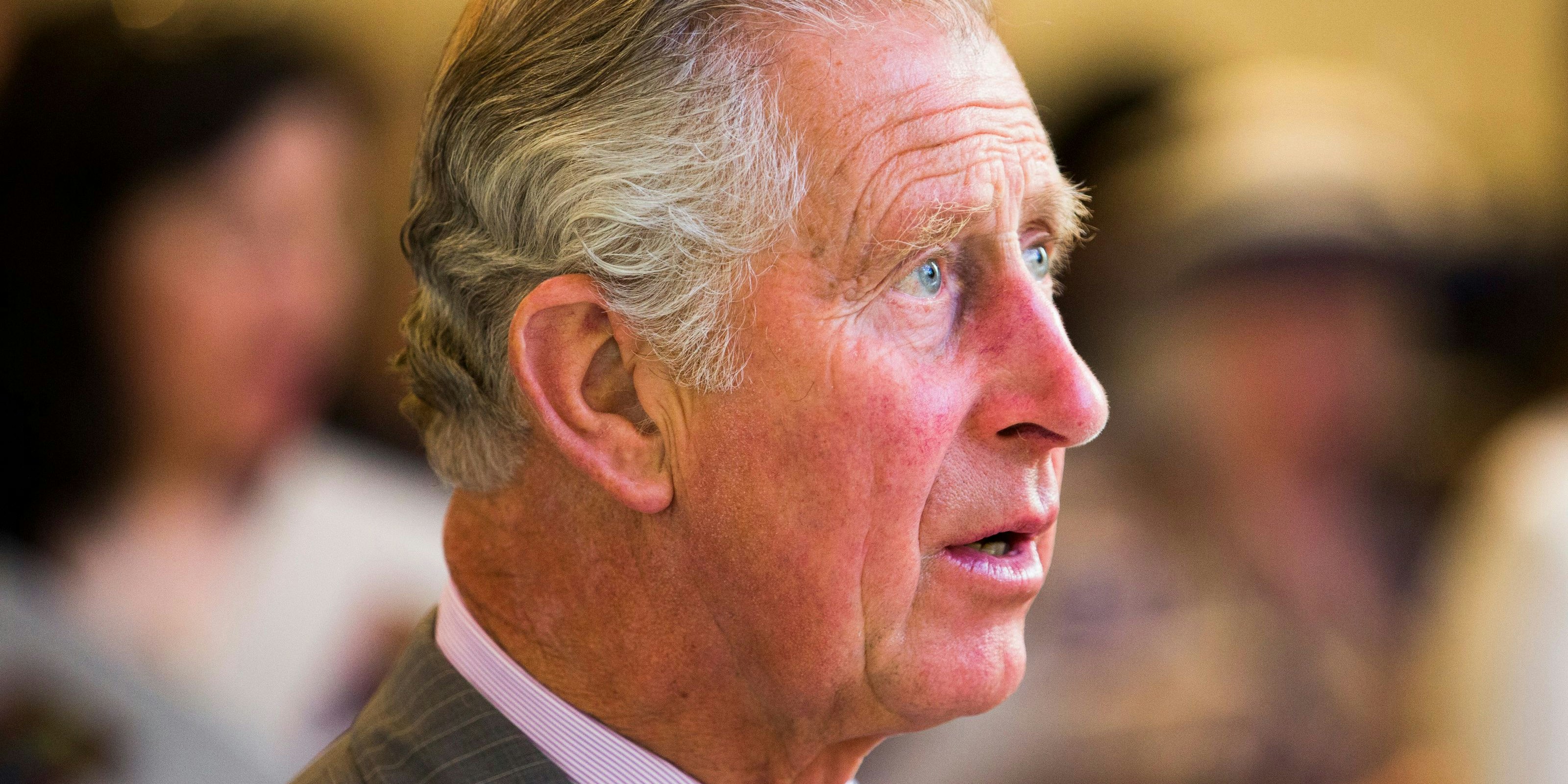 Charles III. bei der Enthüllung der Bleiglasfenster in der St. Mary's Church in Abergavenny, Wales, 2016.