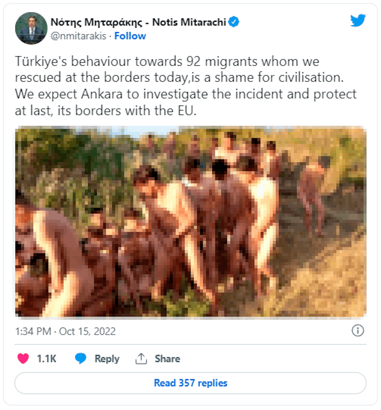 Migrationsminister Notis Mitarakis verbreitete dieses Foto (durch die Redaktion gepixelt, Anm.), das die nackten Migranten zeigen soll.