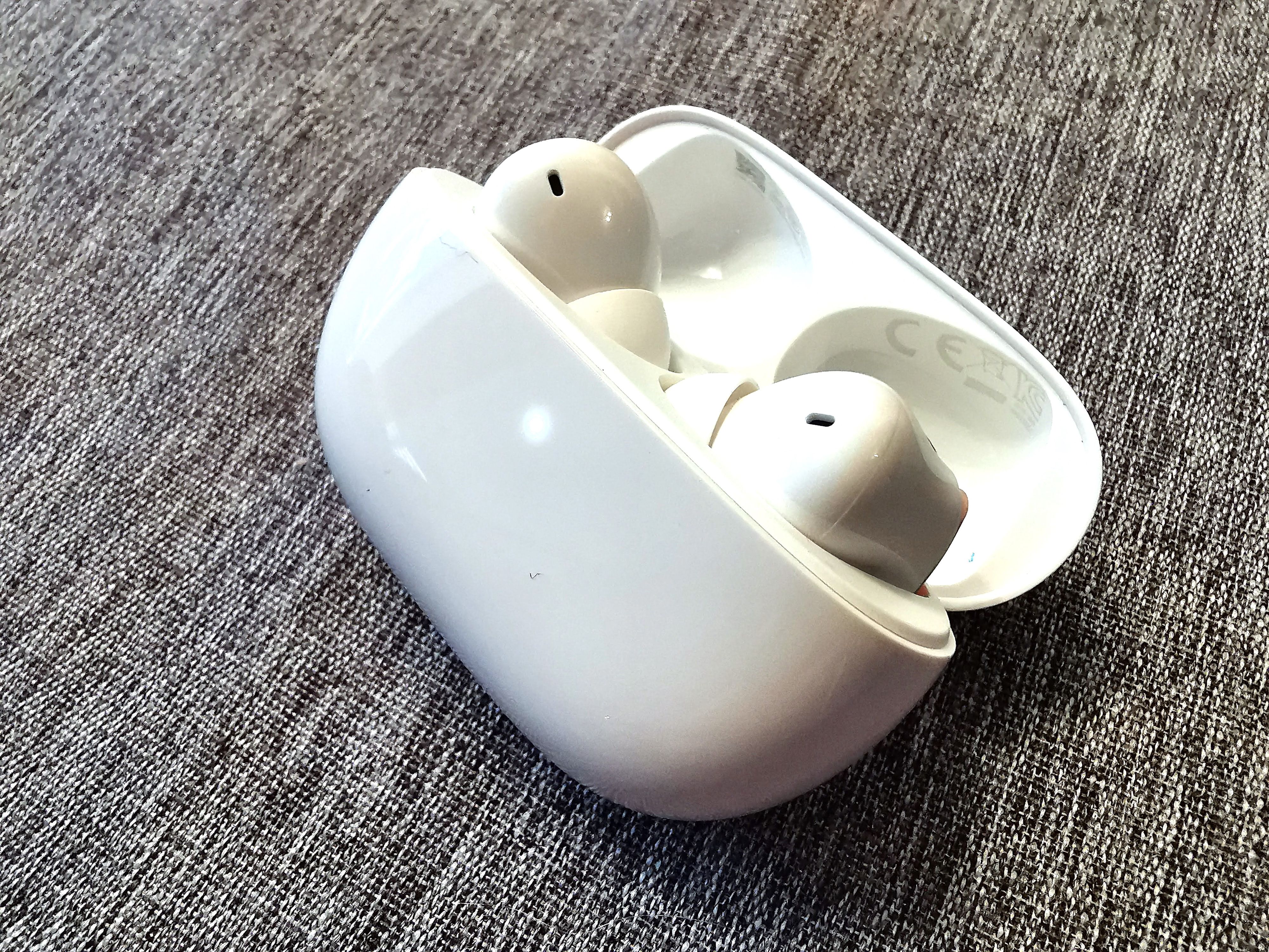 Die Redmi Buds 4 Pro sind starke Kopfhörer, die zum Preis von 100 Euro bereits Flaggschiff-Luft schnuppern.