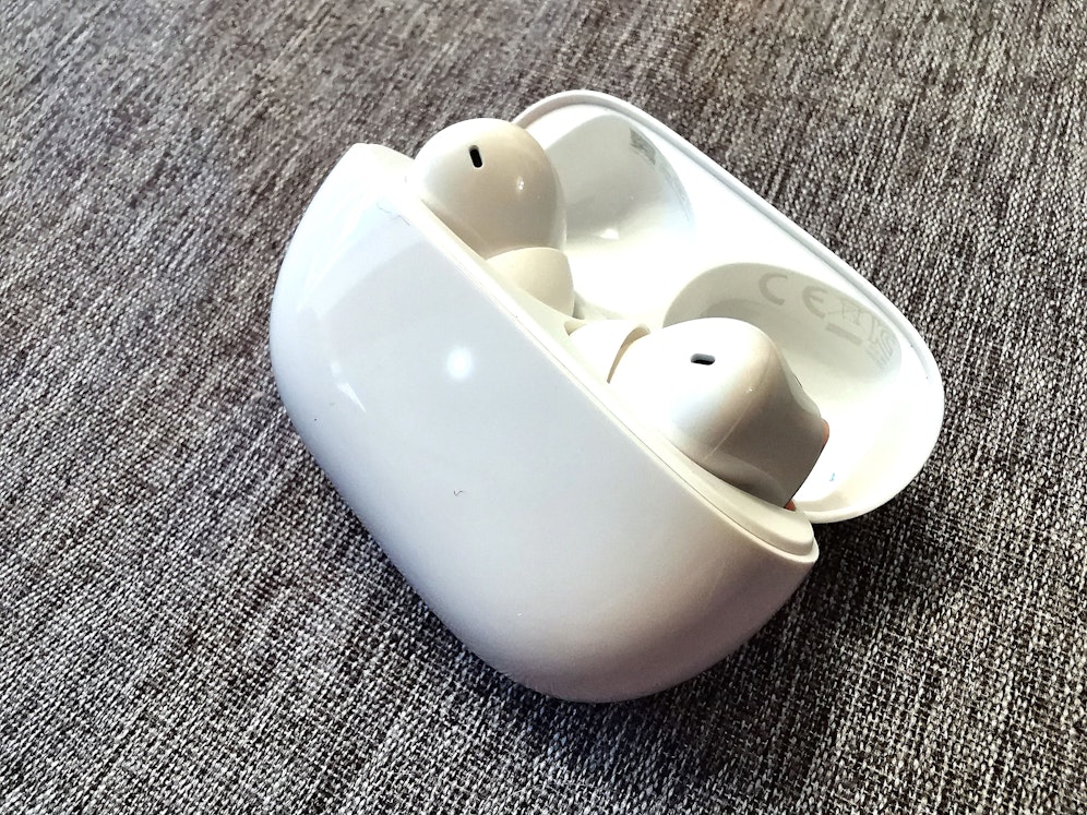 Die Redmi Buds 4 Pro sind starke Kopfhörer, die zum Preis von 100 Euro bereits Flaggschiff-Luft schnuppern.