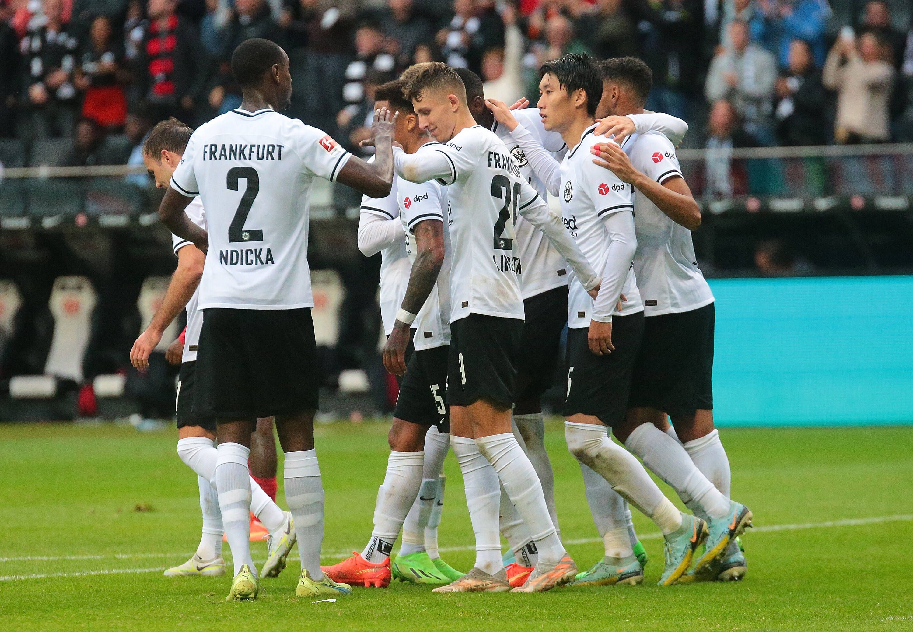 Frankfurt feiert gegen Leverkusen einen klaren 4:1-Erfolg. 