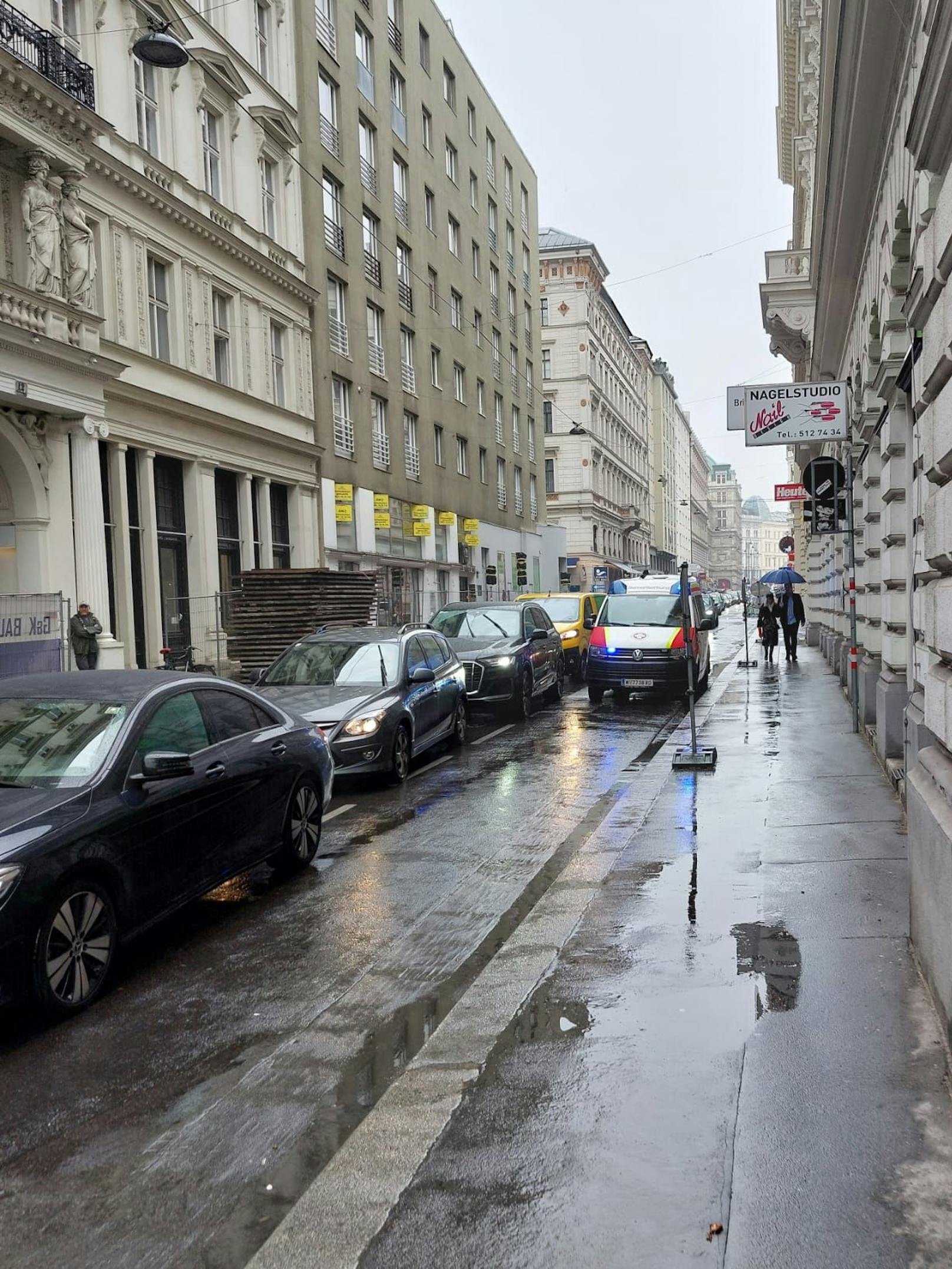 Sogar Rettungswägen mussten im Regen warten.