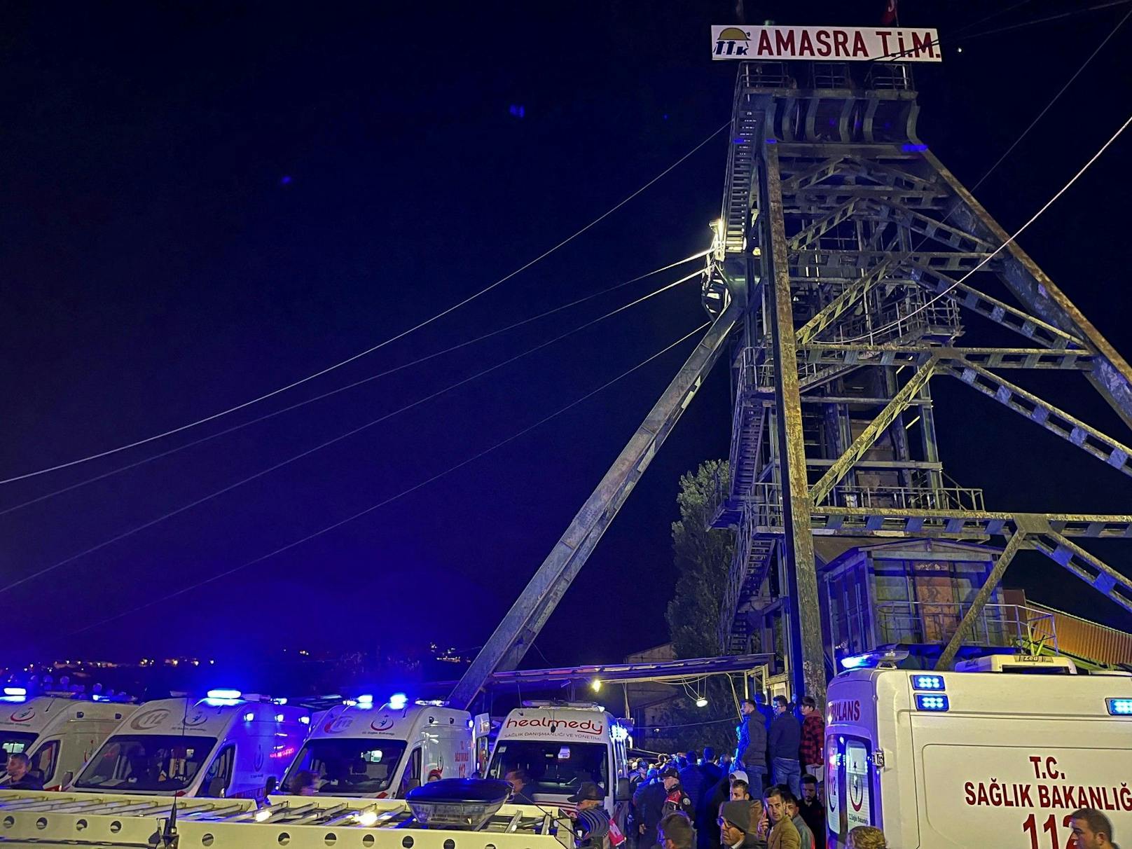 In der Hafenstadt Amasra hat sich am Freitagabend ein schweres Minenunglück ereignet.