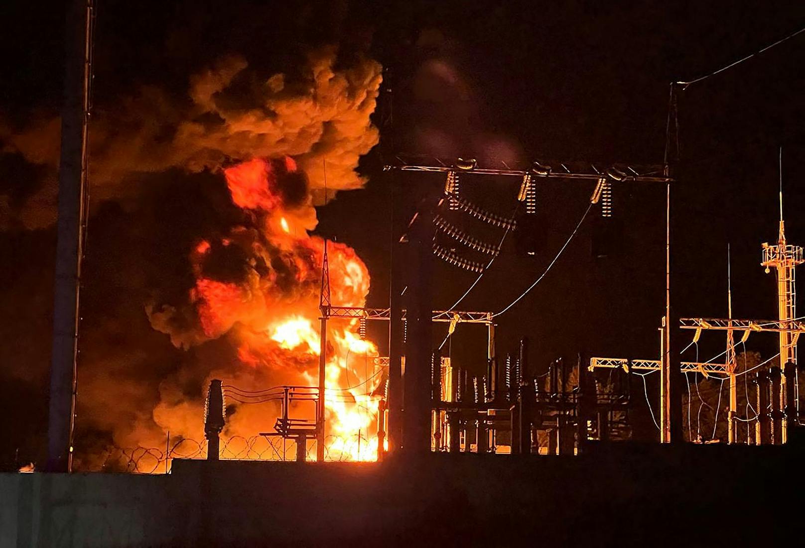 Brand in einem Umspannwerk in Belgorod nach mutmaßlich ukrainischem Beschuss am 14. Oktober 2022.