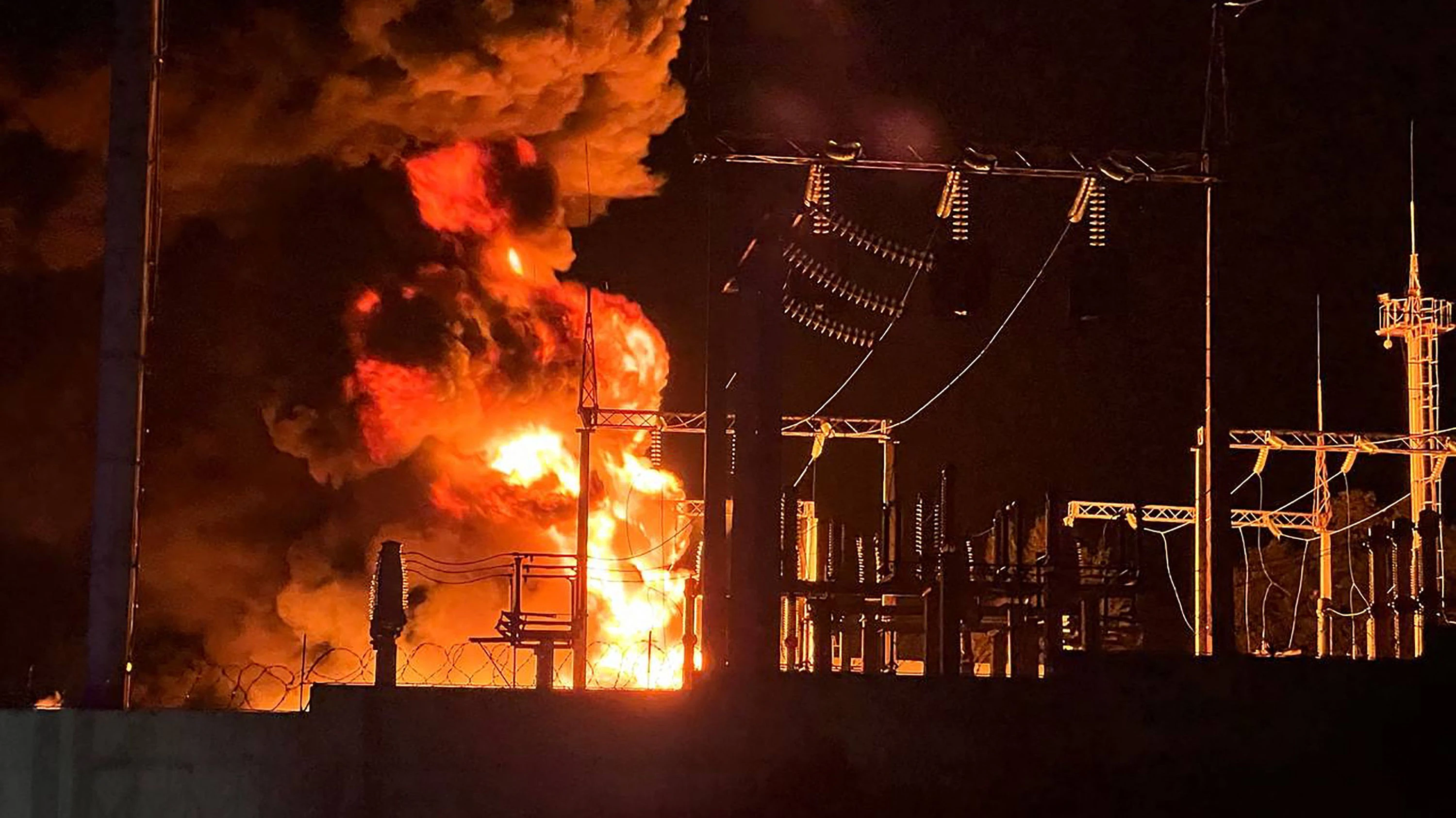 Brand in einem Umspannwerk in Belgorod nach mutmaßlich ukrainischem Beschuss am 14. Oktober 2022.