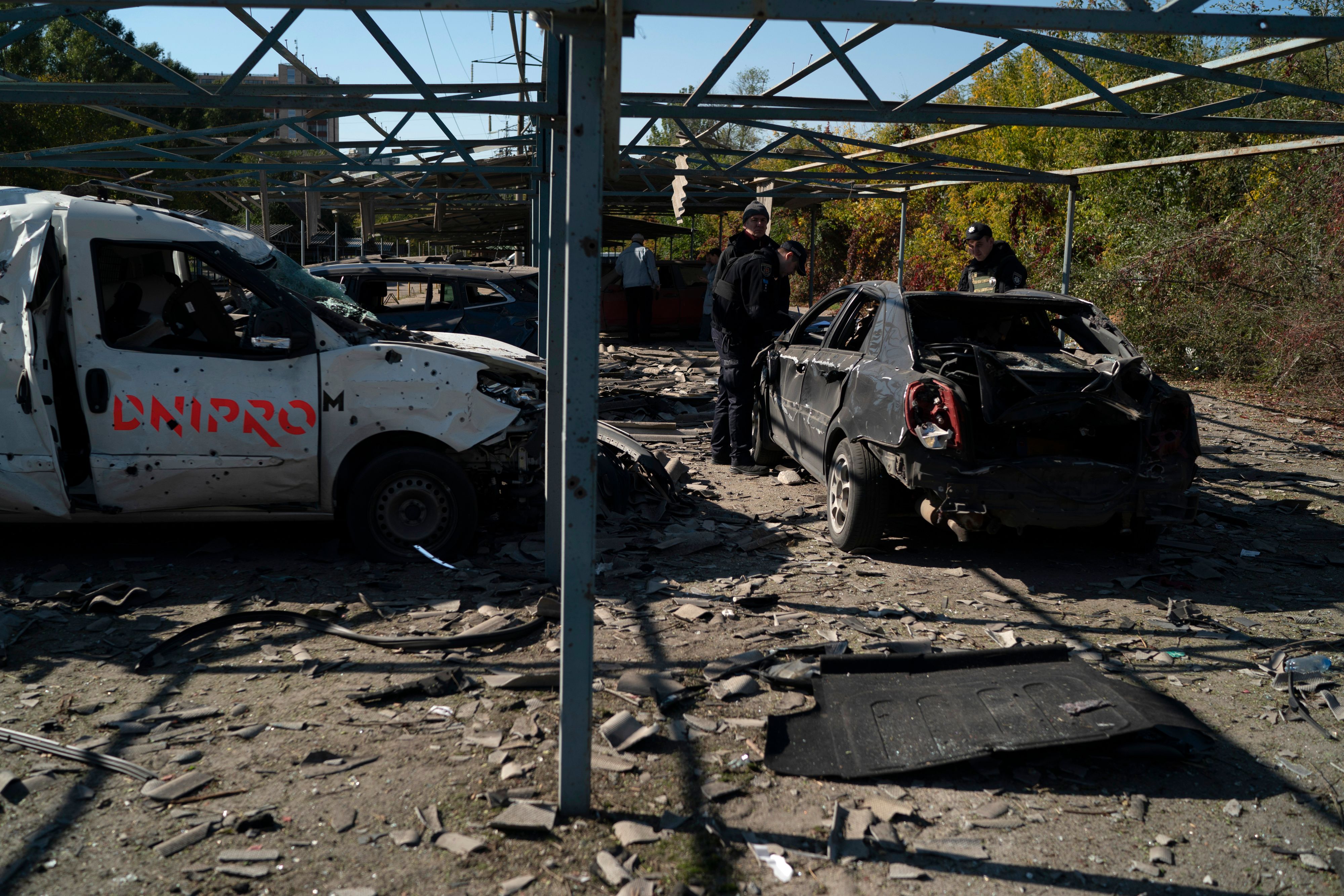 Download von www.picturedesk.com am 15.10.2022 (16:47).  Police officers work at a site where several cars were damaged after a Russian attack in Zaporizhzhia, Ukraine, Saturday, Oct. 15, 2022. (AP Photo/Leo Correa) - 20221015_PD2849 - Rechteinfo: Rights Managed (RM)