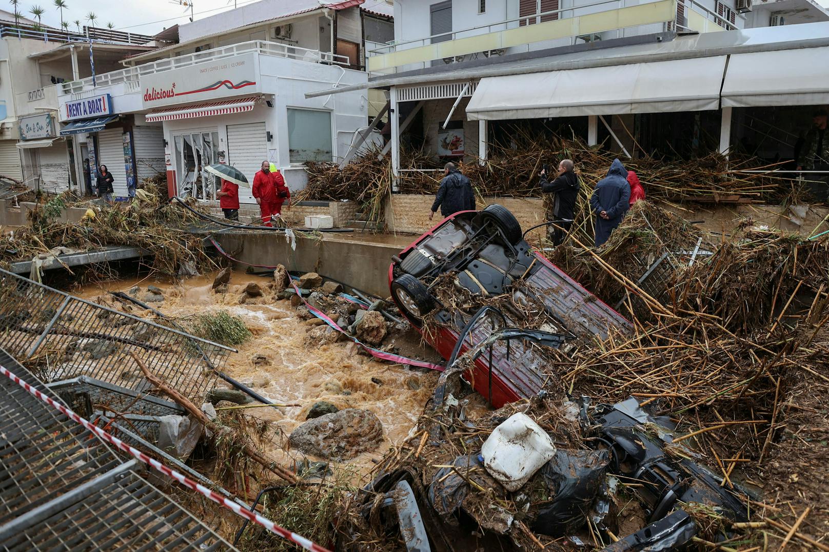 Bilder der Verwüstung nach einem heftigen Unwetter nahe der kretischen Hauptstadt Heraklion am 15. Oktober 2022.