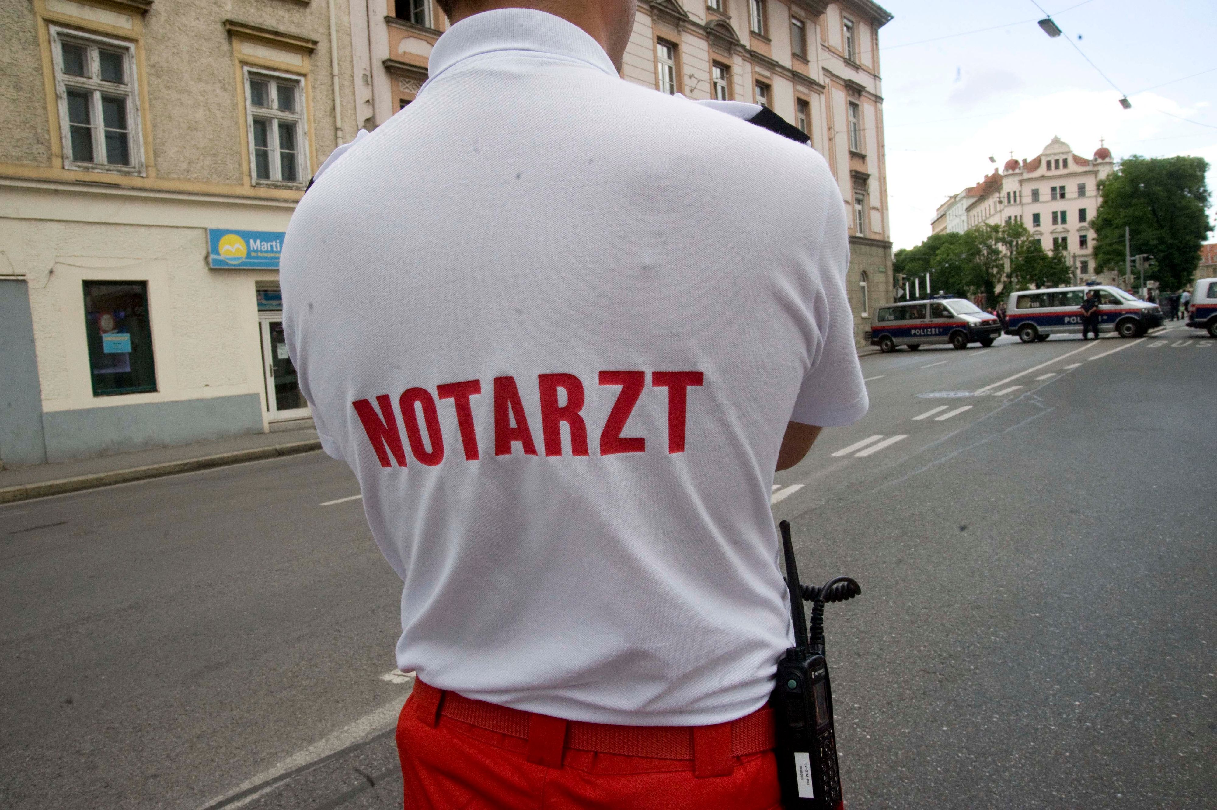 Download von www.picturedesk.com am 15.10.2022 (15:07).  notarzt - 20150628_PD10766 - Rechteinfo: Rights Managed (RM)