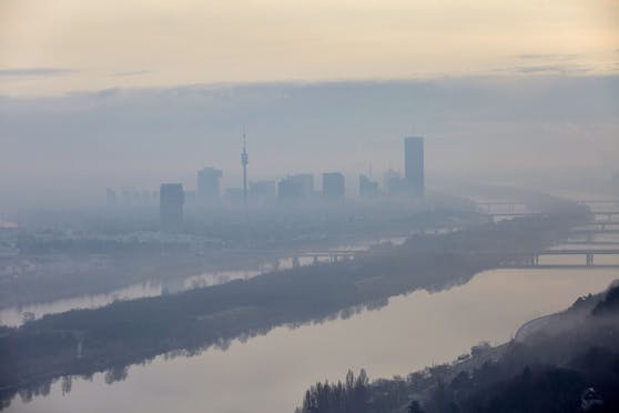 Stadtansicht Wiens mit Nebelschwaden. Aufgenommen am Leopoldsberg.
