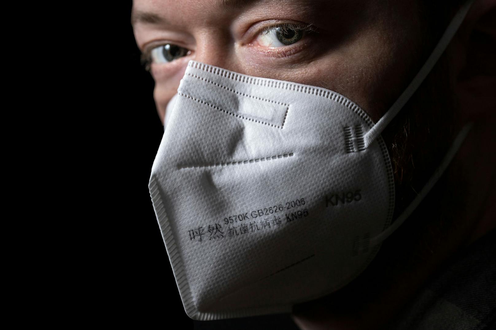 Die Regierung hält sich zurück, doch erste Unternehmen verhängen wieder eine Maskenpflicht.
