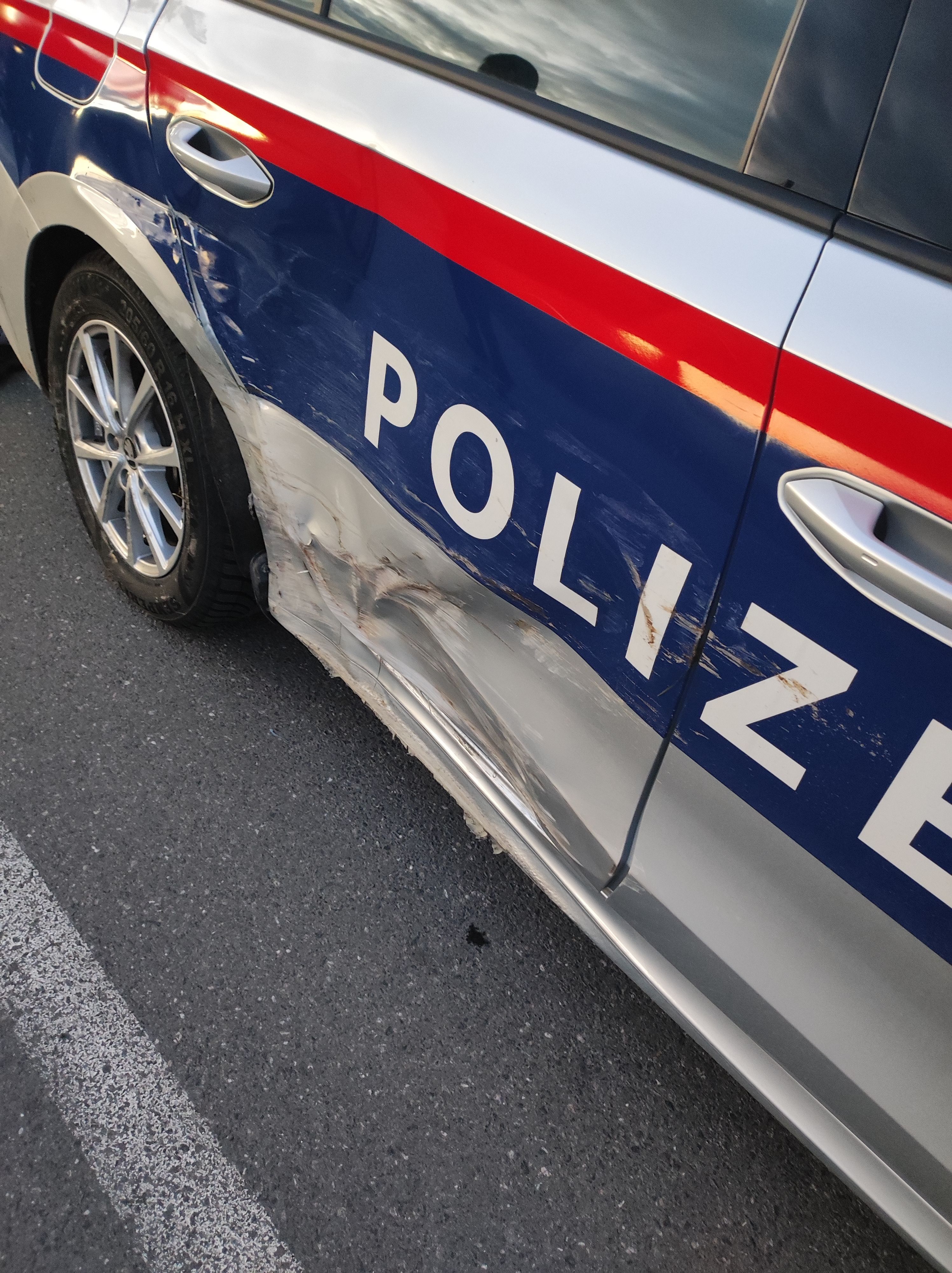 Eine wilde Verfolgungsjagd mit der Polizei lieferte sich am 15. Oktober 2022 ein 29-Jähriger aus Lustenau. Die irre Flucht endete mit einem Crash und einem demolierten Polizeiauto.